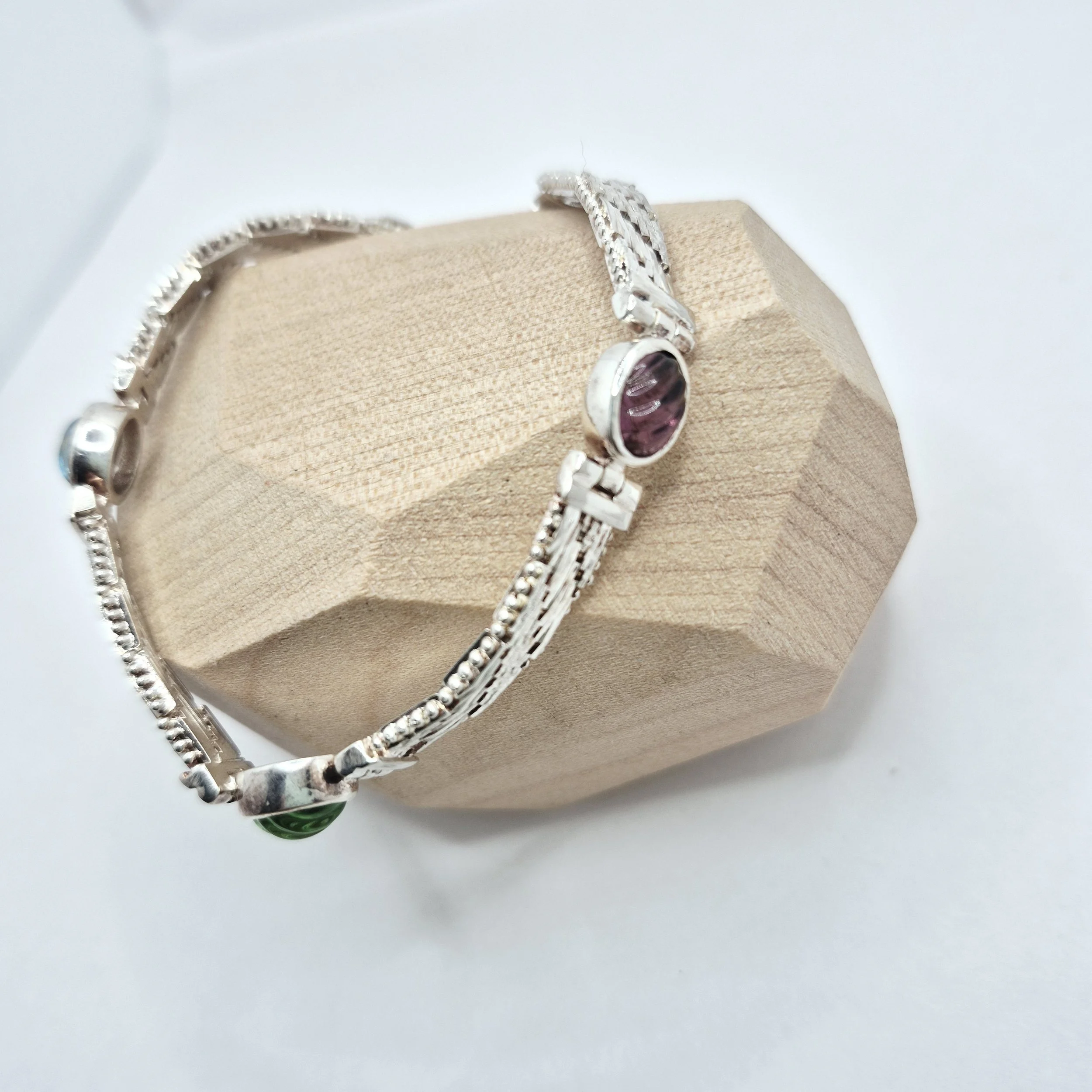 Bold trenza-style silver bracelet with colorful handcrafted glass details – 7 inch