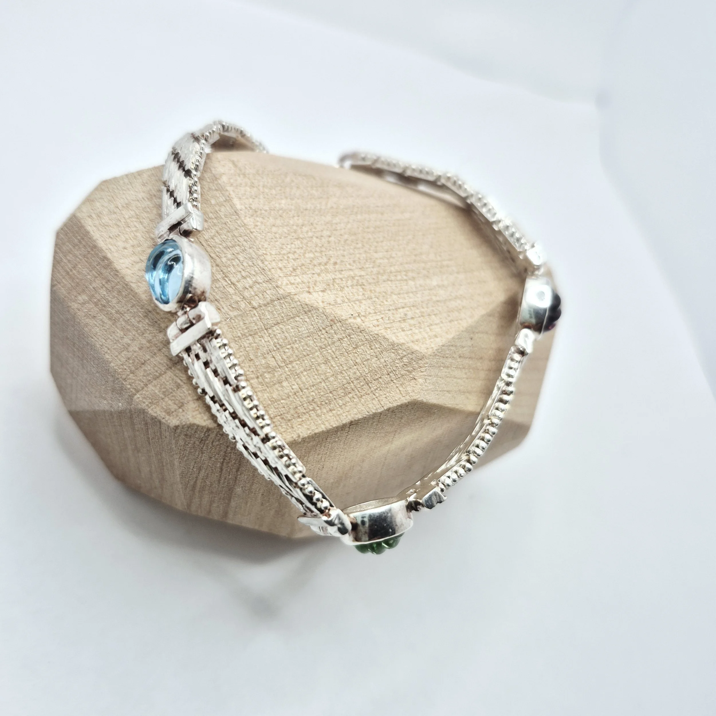 925 silver bracelet featuring textured links and multicolor decorative beads