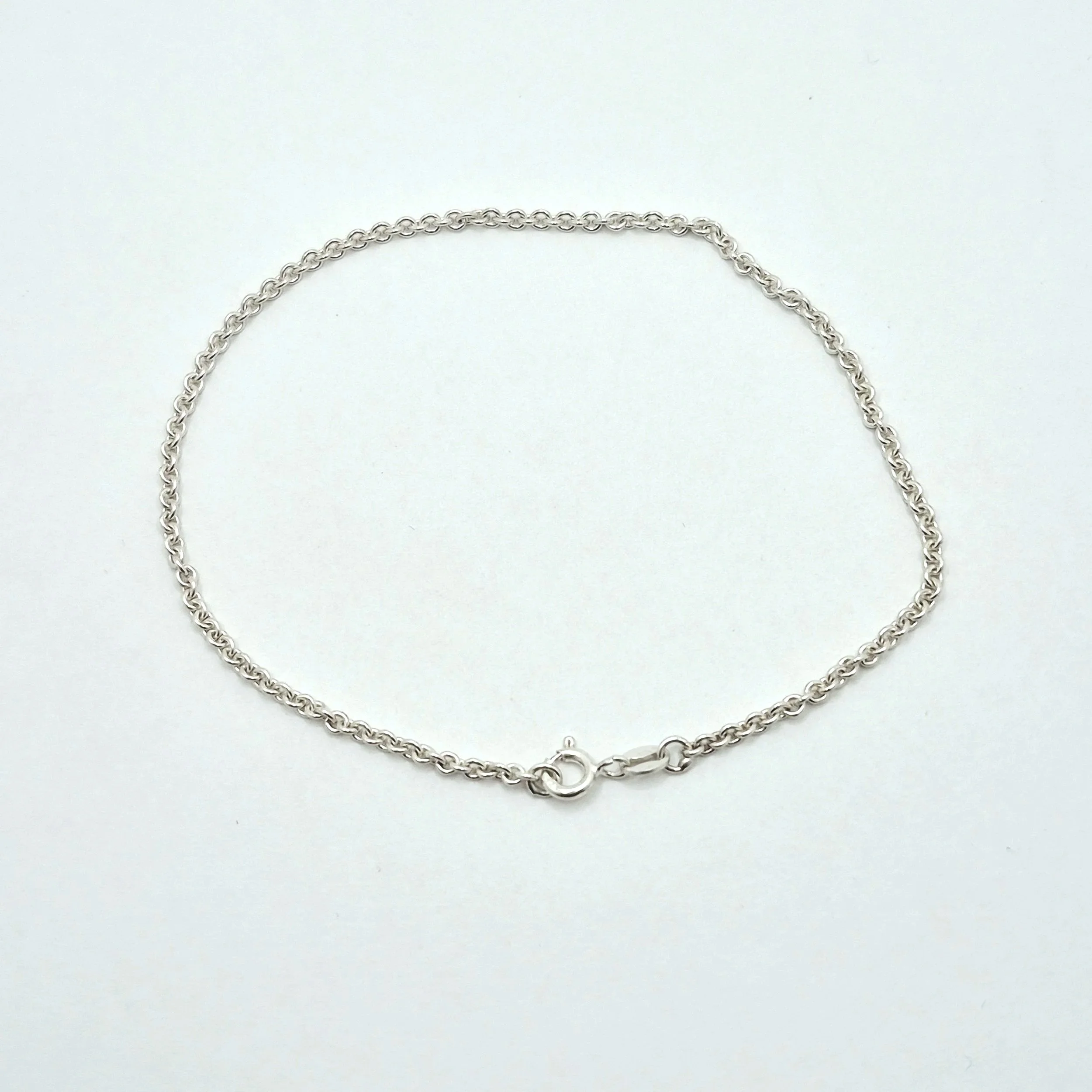2️⃣ Rolo chain bracelet in sterling silver – close-up of round links