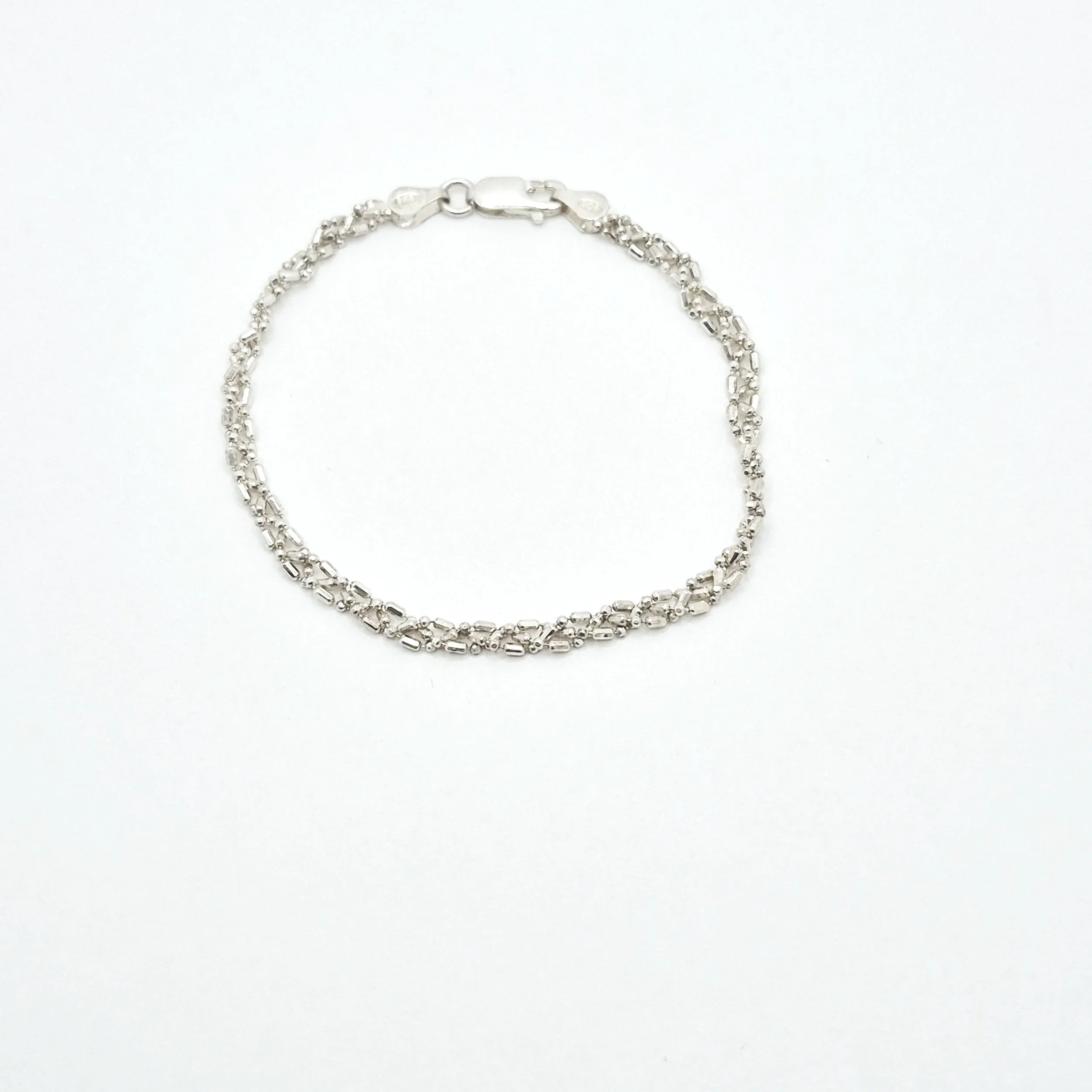 2️⃣ Close-up of handcrafted silver Milano bracelet chain pattern