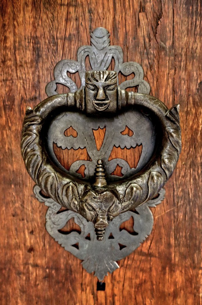 heutoir-sculpté-à-figures-de-grotesque-1000-px-vertical.jpg