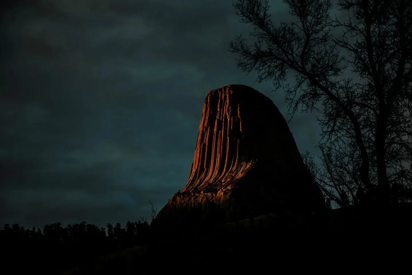 Howdy y'all. The sunset was amazing today and I can't emphasize that enough.
.
.
.
#fadedaesthetics
#stademagazine 
#thinkverylittle #forevermagazine #somewheremag #broadmag #taintedmag #paperjournalmag #moodyphotography #wildist #lostfam &nbsp;#neve