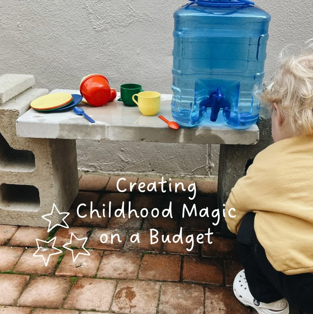 This mud kitchen cost under R400 to put together and the return? Hours of joyful, independent play. 🌿

🧱 Concrete blocks: R70 each (@stodelsnursery )
🧱 Slab: R70 (@stodelsnursery )
🚿 Water can with tap: R90 (but totally optional!) (@mambos_storag