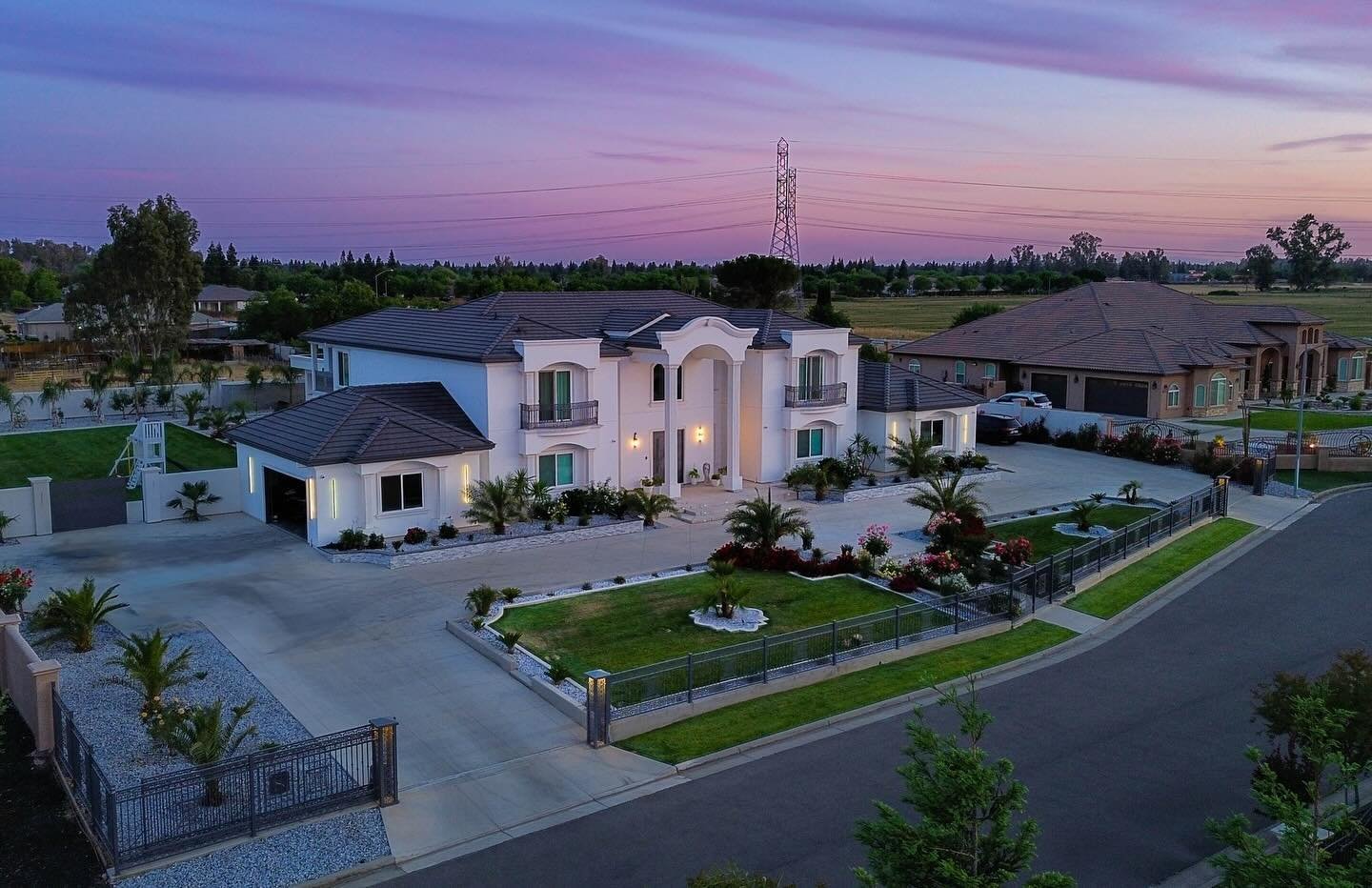 Golden hour magic β¨π Capturing this stunning home in the glow of the sunset with a bird’s-eye view. Nothing beats the beauty from above! ππ
#dronephotography #sunsetviews #homesweethome #visionmedia