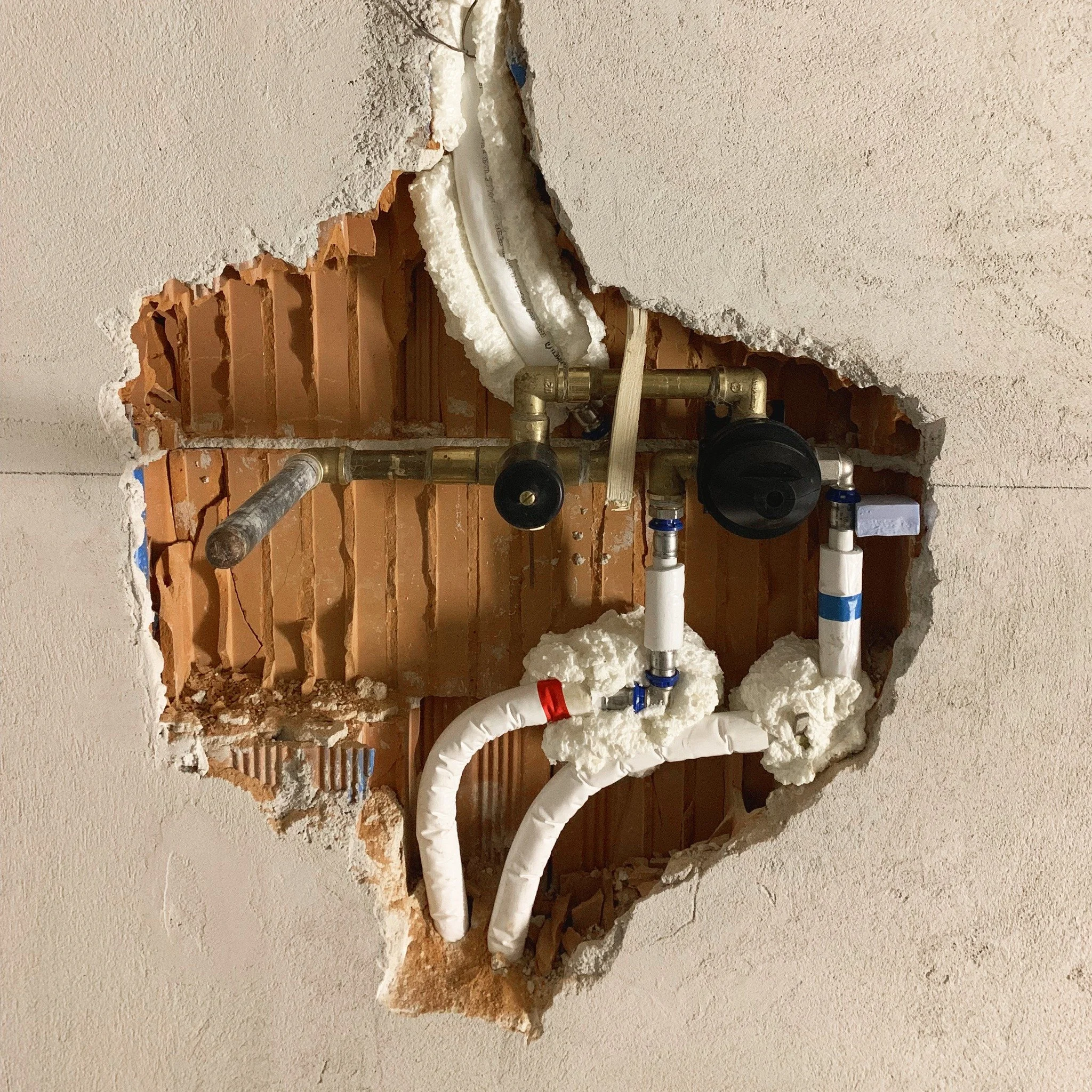 Il &quot;dietro le quinte&quot; di un moderno e semplice kit doccia.. 🧱

#renovation #bathroomdesign  #interiordesign #interiordesigner
