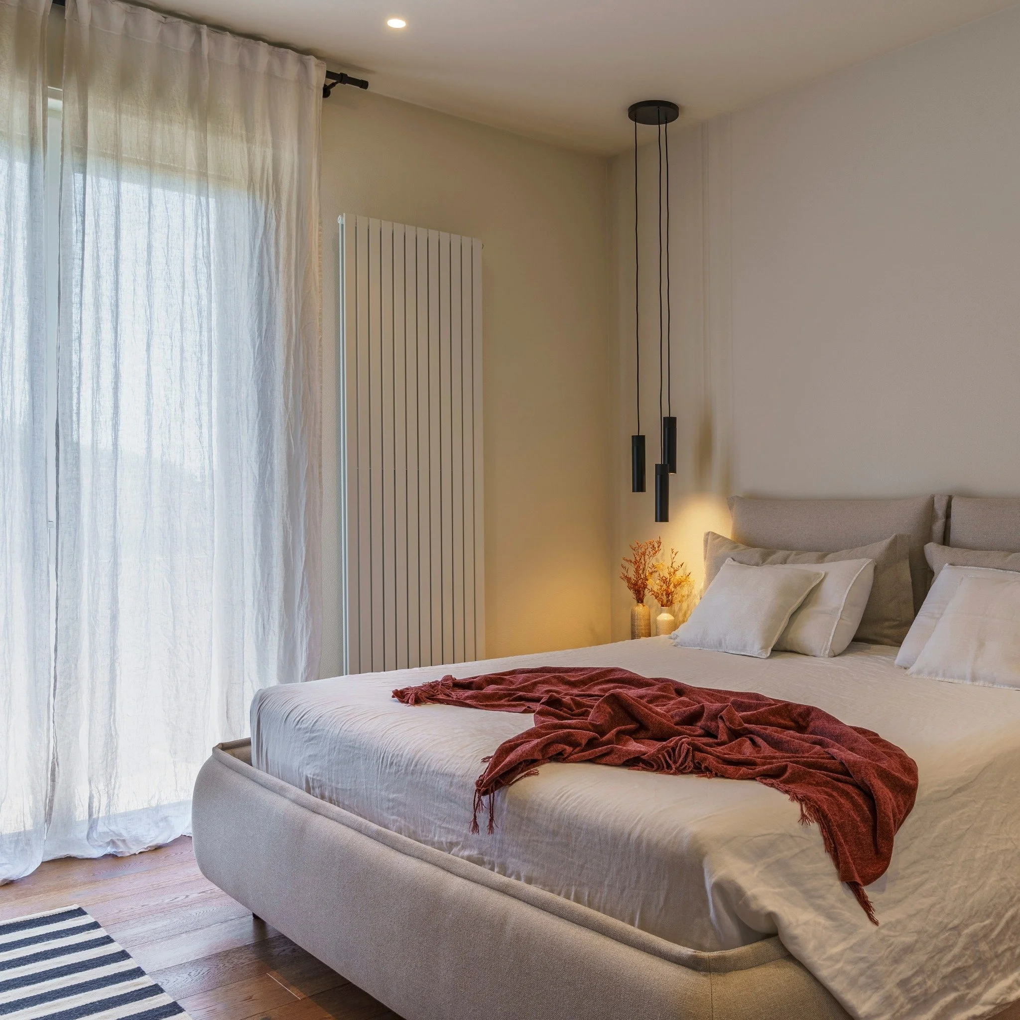 Armonia ed atmosfera: le parole chiave che ci hanno ispirate. 💭

Abbiamo progettato la camera di Mille33 come un ambiente minimale ma caldo ed accogliente.

#bedroomdesign #project #interiordesign #interiordesigner