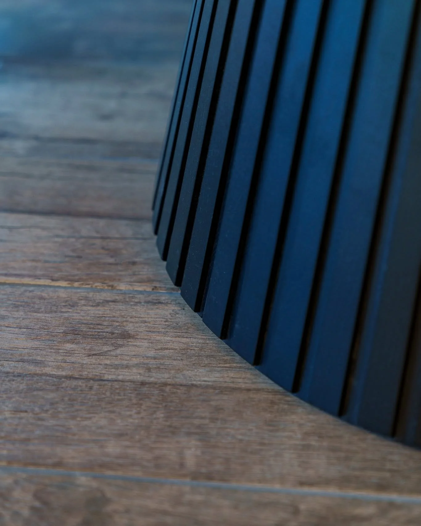 Un focus sulle gambe del tavolo da riunioni, realizzato dalla falegnameria su nostro disegno. 🪚

Il legno verniciato nero con decoro cannettato applicato, ripetuto in altri dettagli, &egrave; diventato un elemento chiave del progetto della meeting r