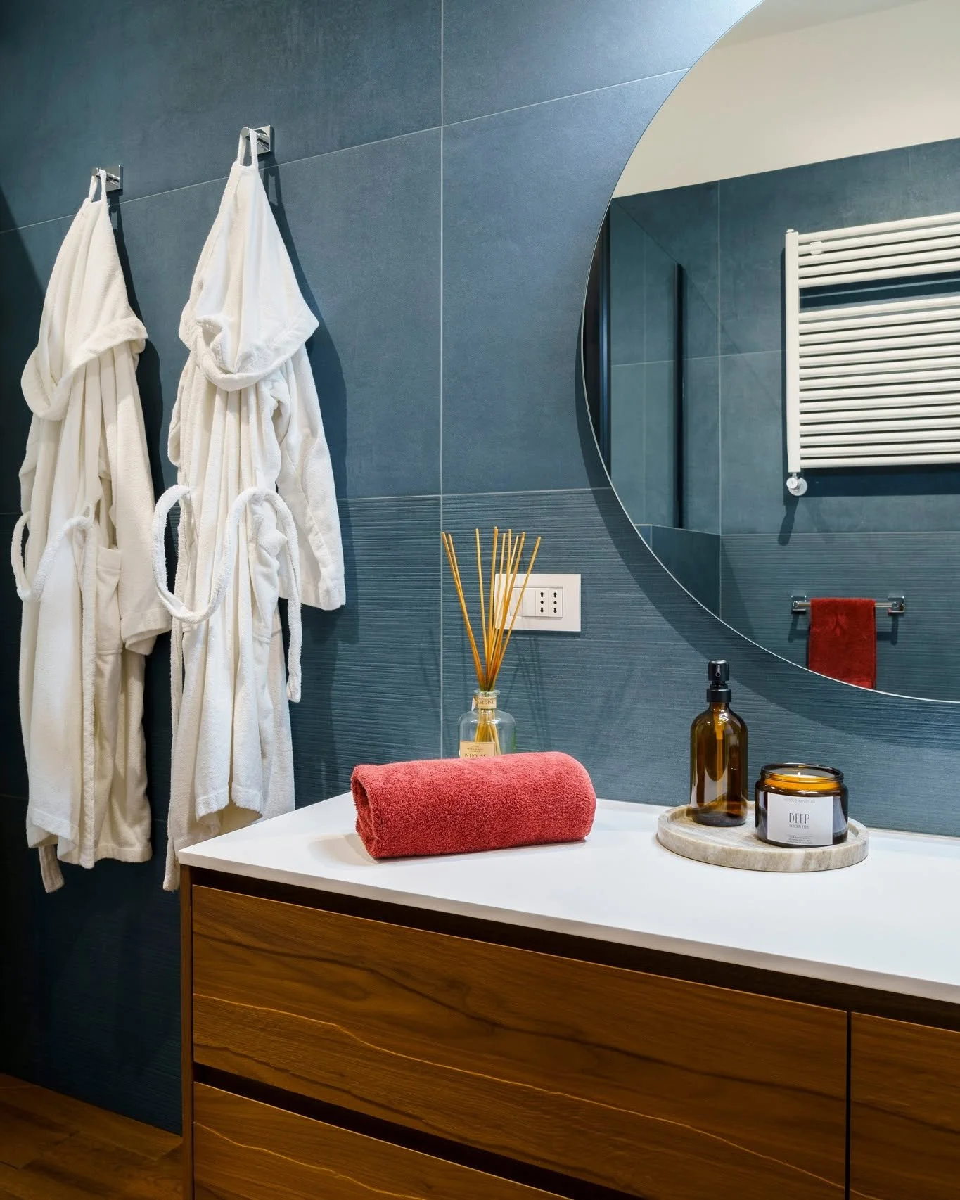 L'essenza del bagno di Mille 33 risiede interamente nella scelta dei materiali e dei colori. 🎨

Il rivestimento blu avio, dalle incredibili sfumature grazie a come viene colpito dalla luce, presenta una texture rigata tridimensionale che si interrom