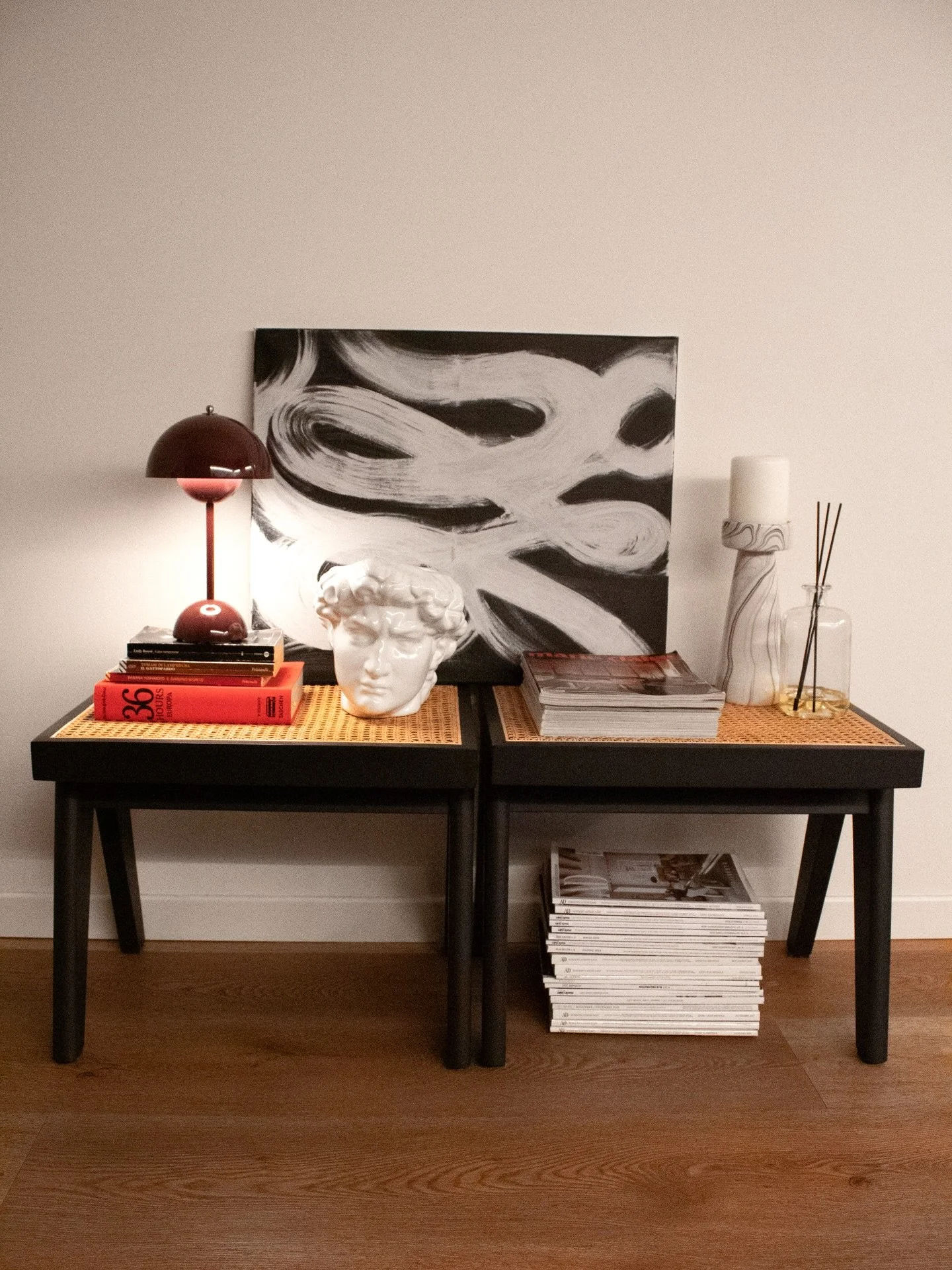 L&rsquo;illuminazione non &egrave; solo funzionalit&agrave; o decorazione: trasforma la percezione degli spazi, disegna contorni definendo volumi, crea atmosfera suscitando emozioni. 🏮

#interiordecor #details #project #interiordesign