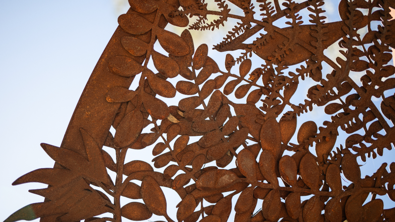 Laserskuren dekorpanel i cortenstål med bladmönster och naturlig rostpatina, perfekt för trädgård, fasad och insynsskydd.