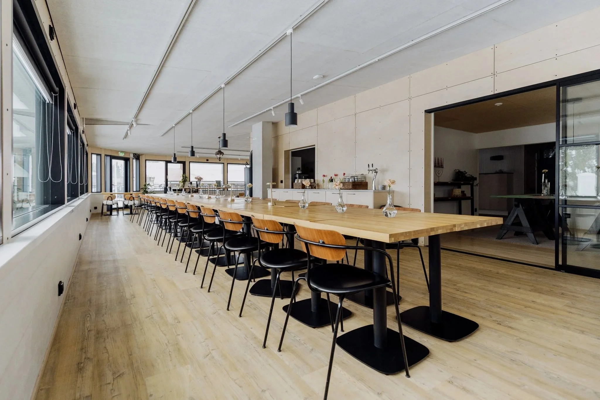 Saman pöydän ääreen meillä mahtuu kerrallaan ruokailemaan 34 henkilöä.