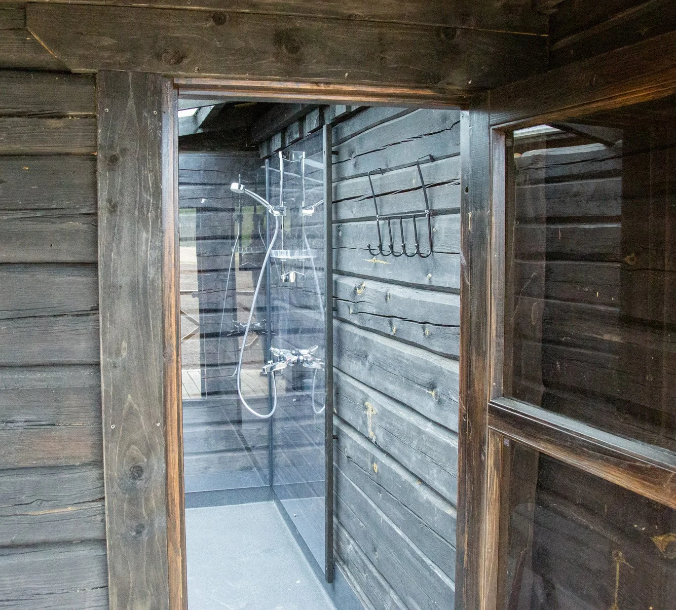 Suihku saunan yhteydessä