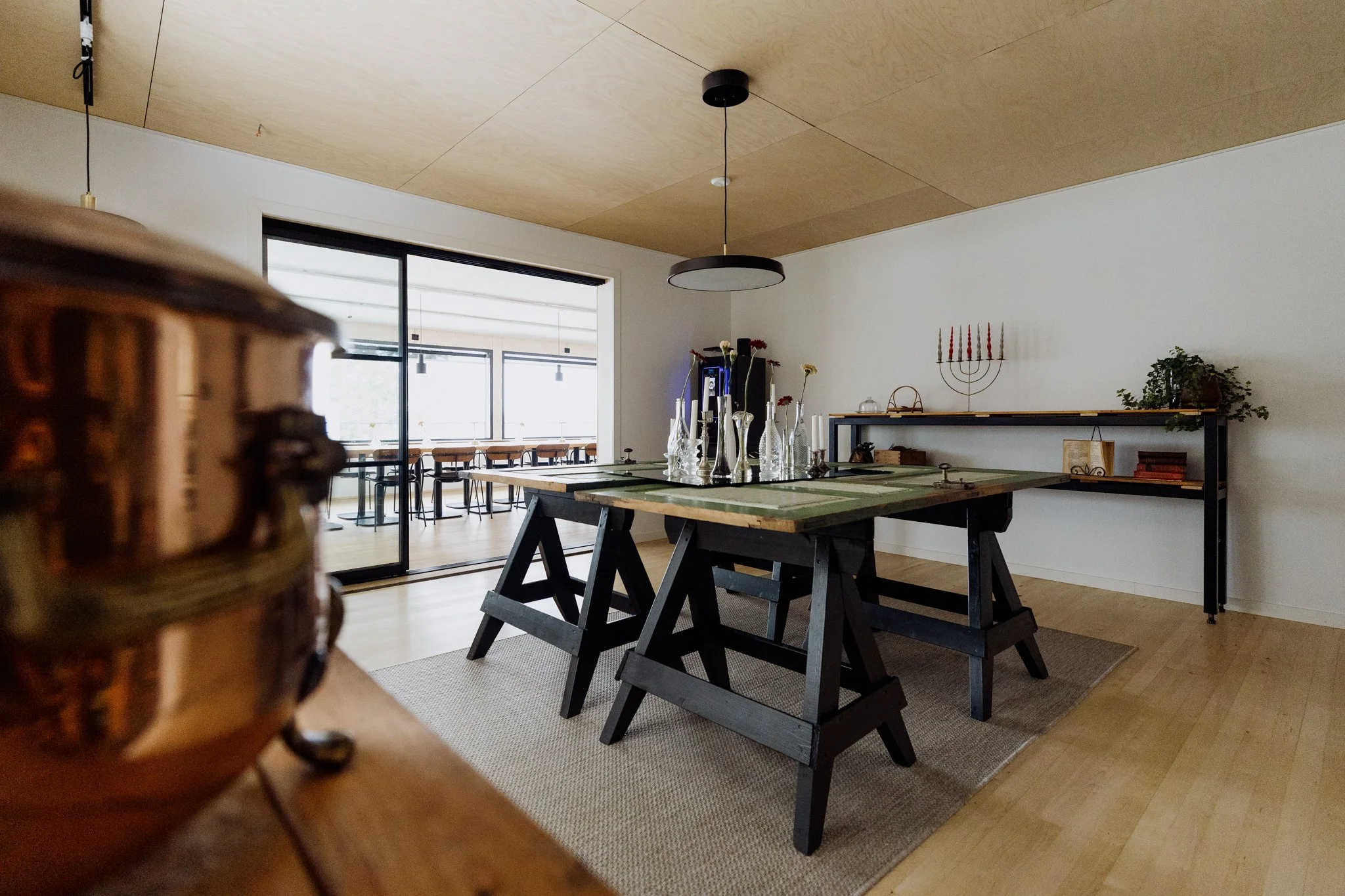 Noutopöytä sijaitsee ruokailutilan vieressä erillisessä tilassa.