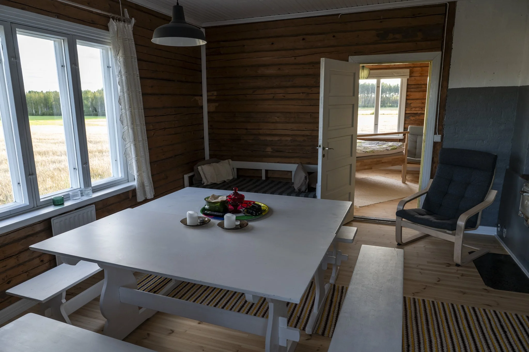 Ruokailutila ja olohuone