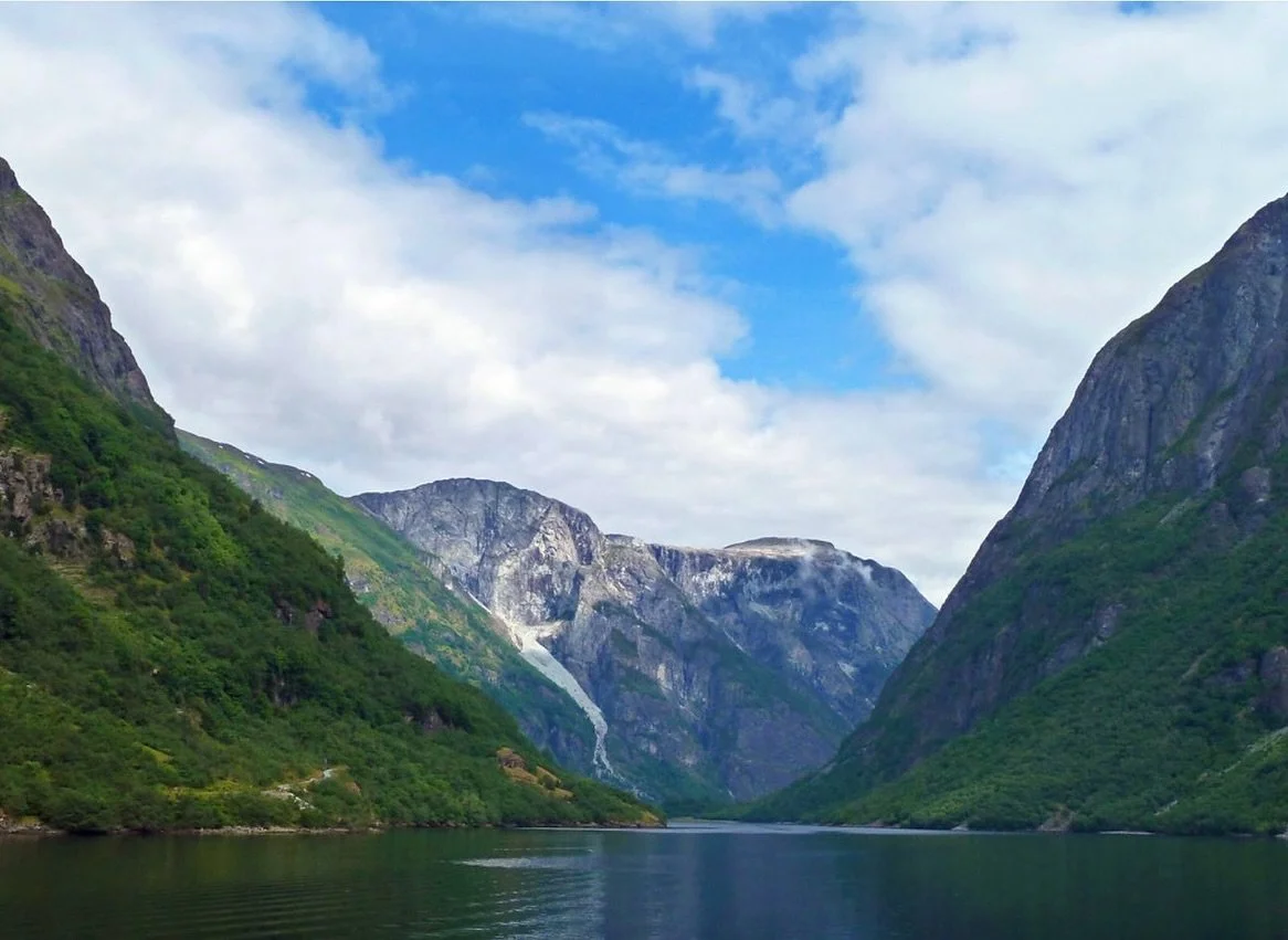 @carolinesietmann and I once found ourselves in the middle of nowhere, #Norway, but it was really #Fl&aring;m, a flick of a hamlet off the railroad between Oslo and Bergen. Those two cities bookended the @visitnorway leg of our #Scandinavian Springst