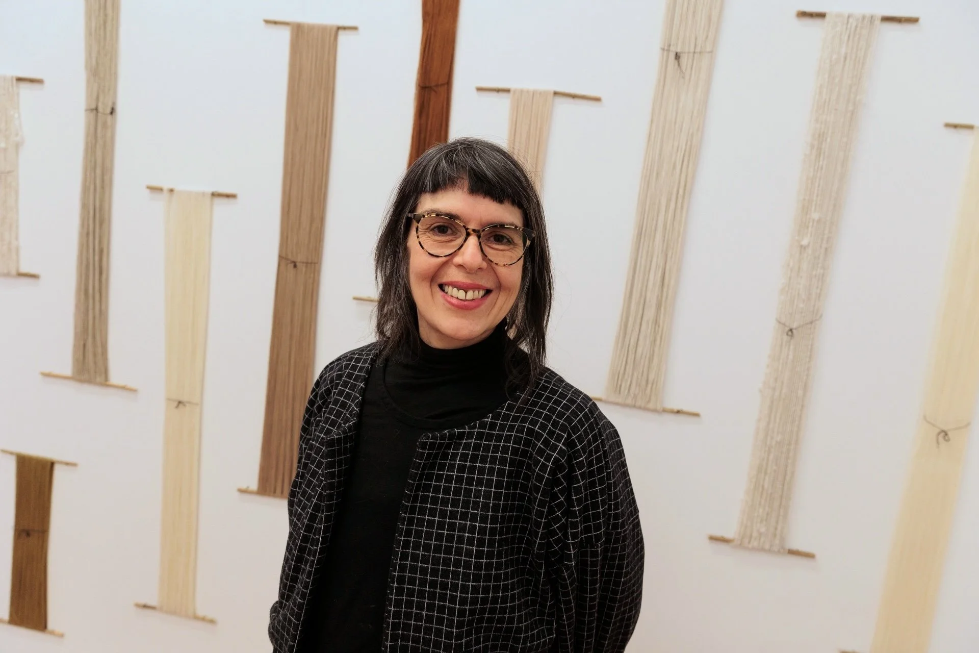 Claudia A. Cruz steht vor Ihrem Werk
ODE AN DIE KETTFÄDEN