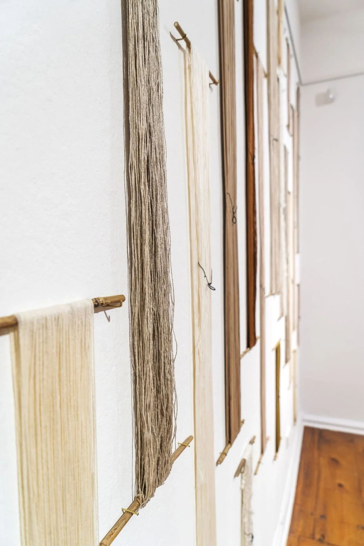 Claudia A. Cruz, ODE AN DIE KETTFÄDEN, 2024, Wandinstallation