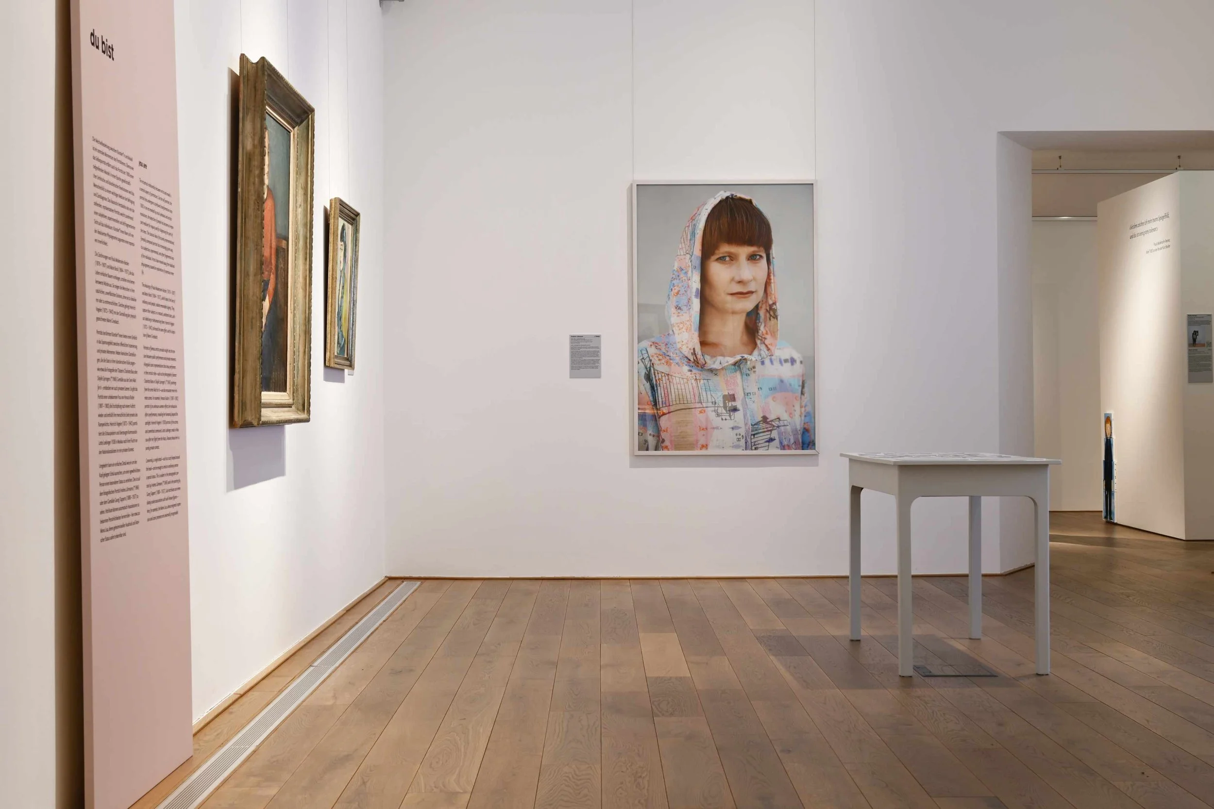Andrea Lühmann, o.T., aus der Porträtserie We’re looking for the smart uniformed ones, 2011, Fine Art Print, (Mitte) Ausstellungsansicht