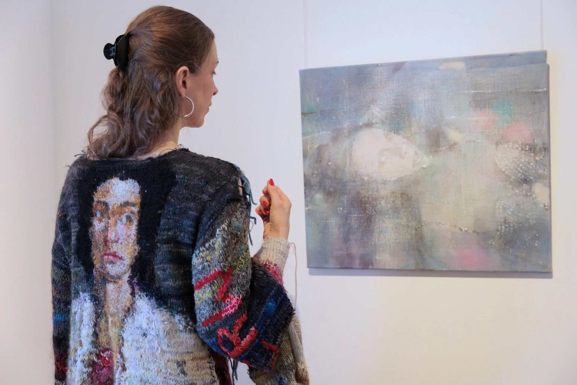 Sibylle Springer, Taylor Swift (Ophelia) (re), 2026, und Eine Möglichkeit, den Faden zu spinnen (li), 2026