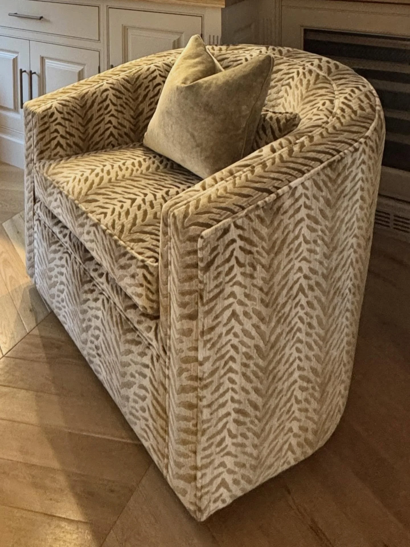 Swivel chairs with rounded backs fit brilliantly in small rooms. We sized this beauty (and its twin) to fit in a snug room perfectly. 

Shout-out for the @colefaxandfowler Tigre fabric that has ramped up the LUX. 

#berkshireinteriordesign 
#chairsof