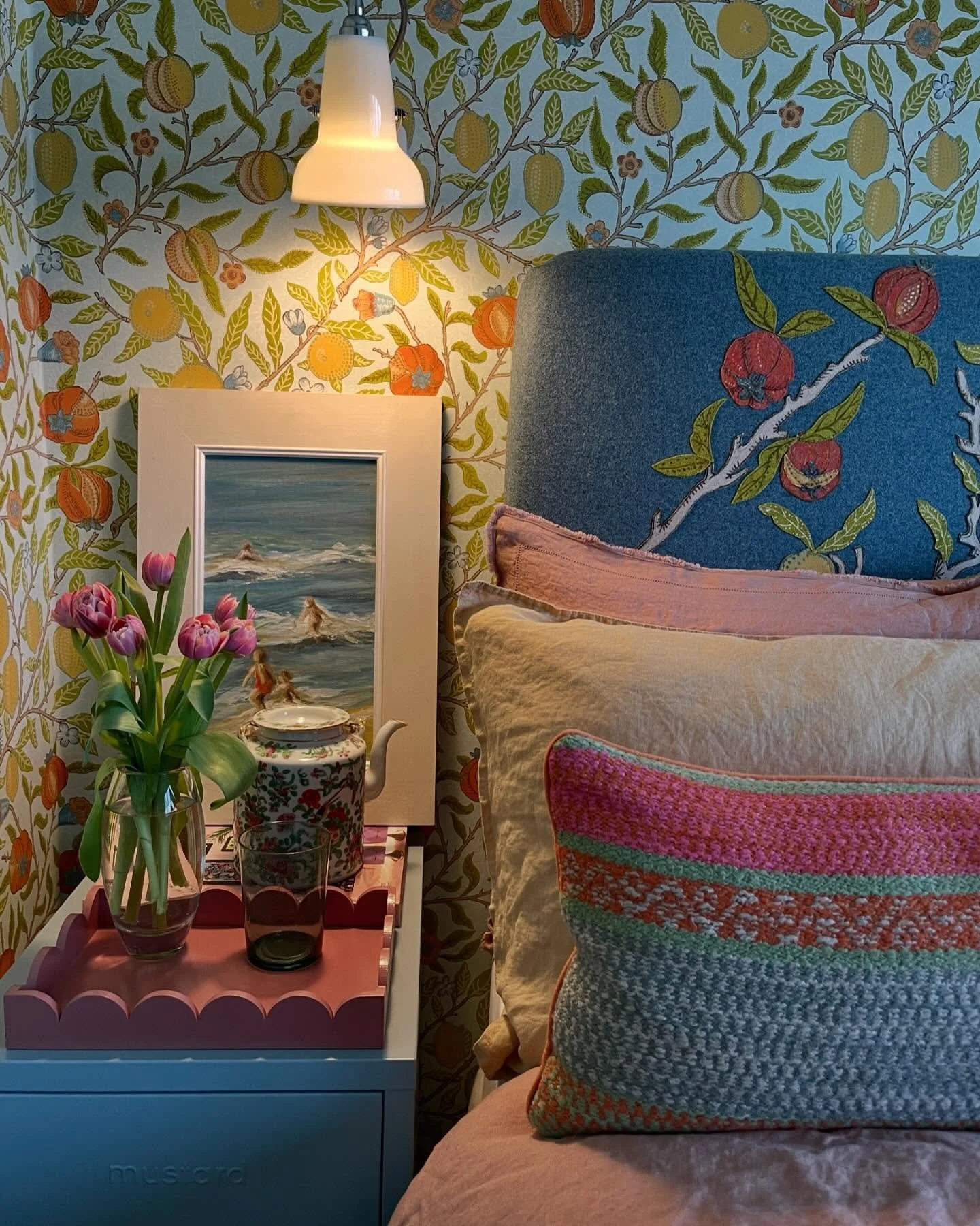 As the nights draw in I&rsquo;m leaning into cozy warmth, tonal hues, soft lighting and natural textures that make home feel like a retreat 🍂

#autumncolours #bedroomdesign #naturaltextures #headboarddesign #interiordesign #woodbridgesuffolk #suffol