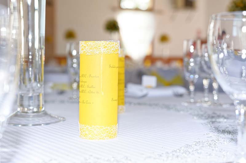 Décoration de table étiquettes jaunes et blanc