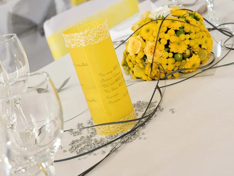 Décoration de table étiquettes jaunes et blanc