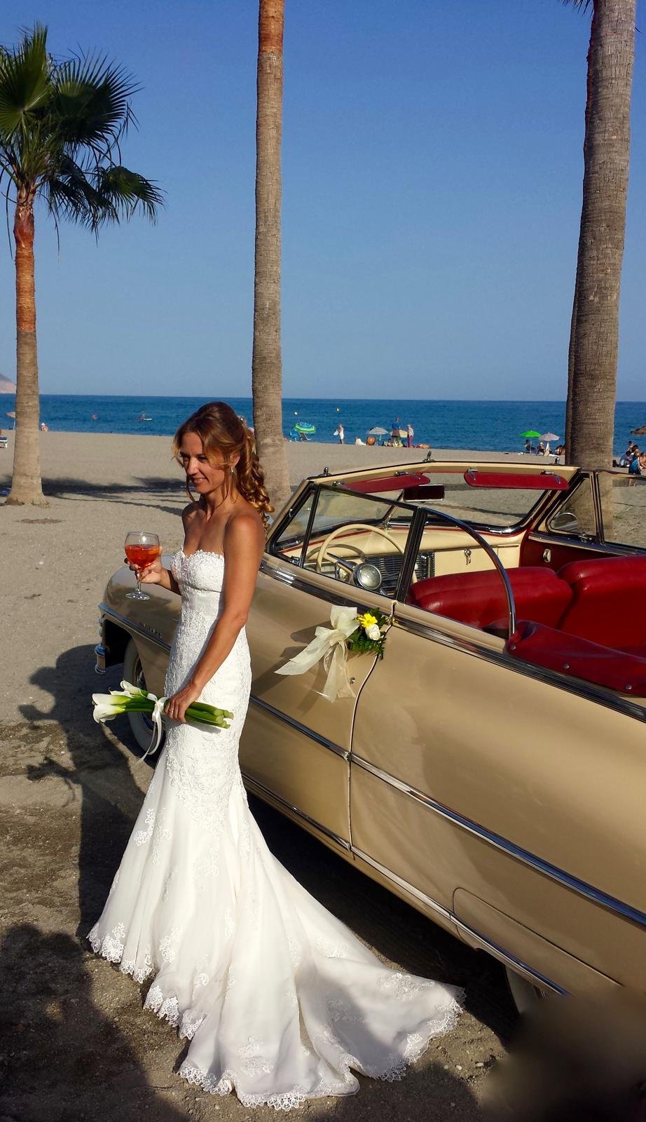 Photo de mariage avec une voiture ancienne à la plage
