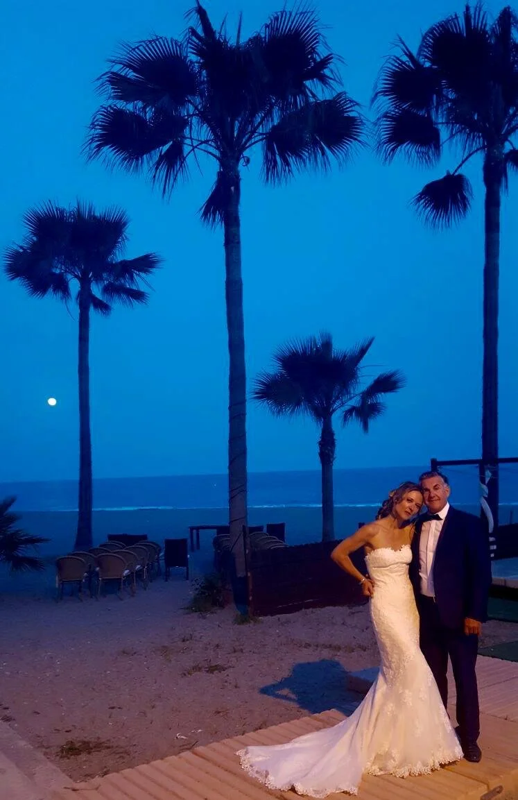 Photo de couple robe de mariée sur la plage