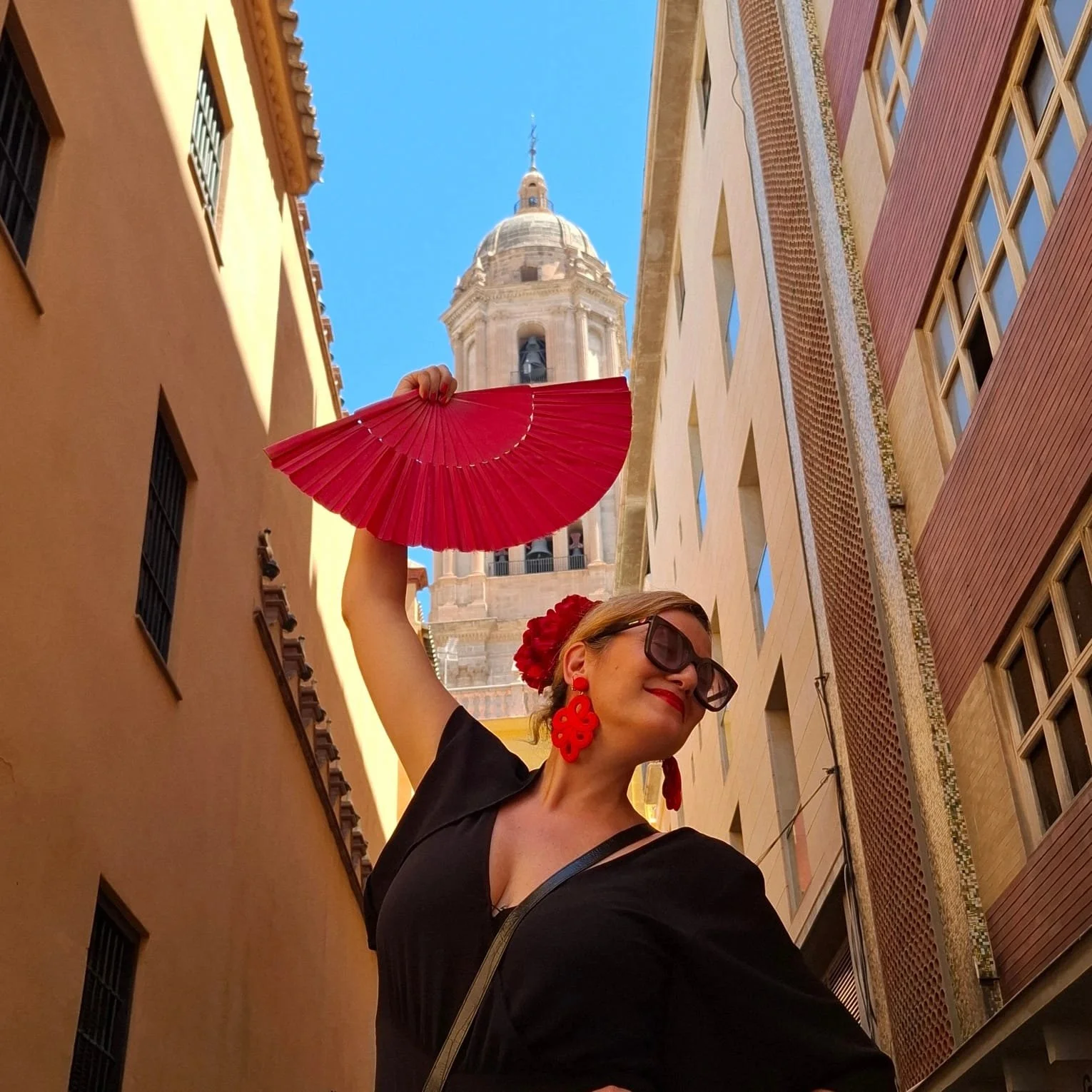 Femme tenant un éventail dans une ville en Andalousie