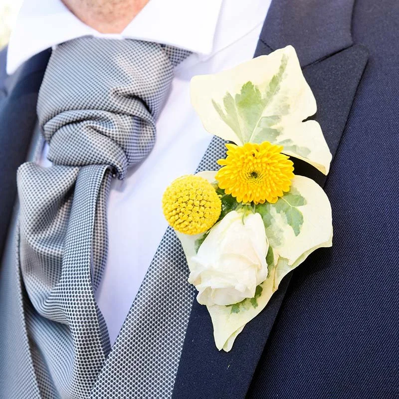 Boutonnière costume marié jaune