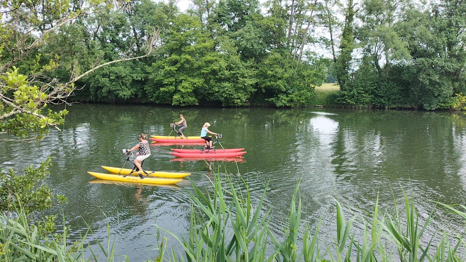 Activités entre amies sur un lac enterrement de vie de jeunes filles