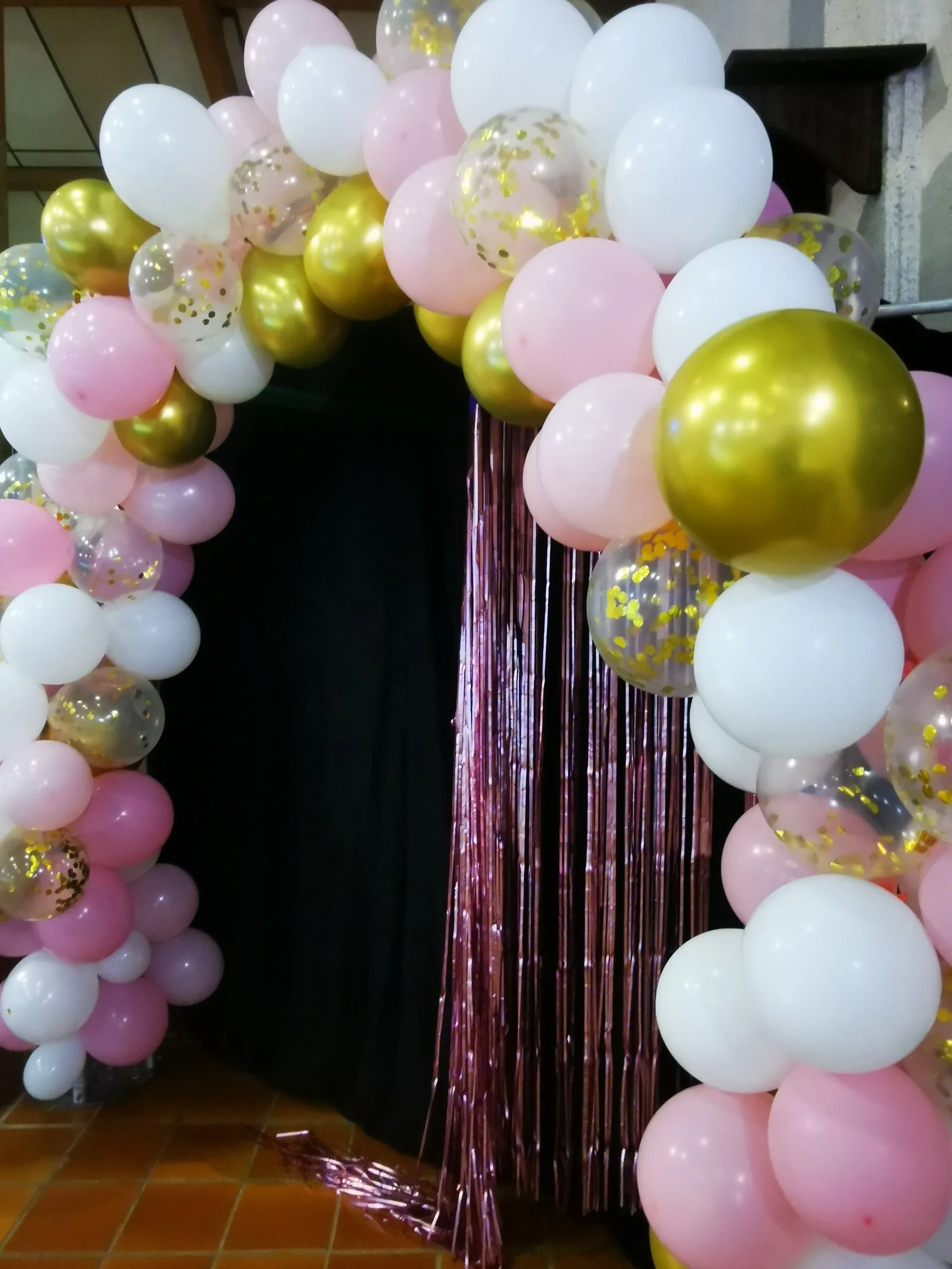 Décoration de salle anniversaire rose et or