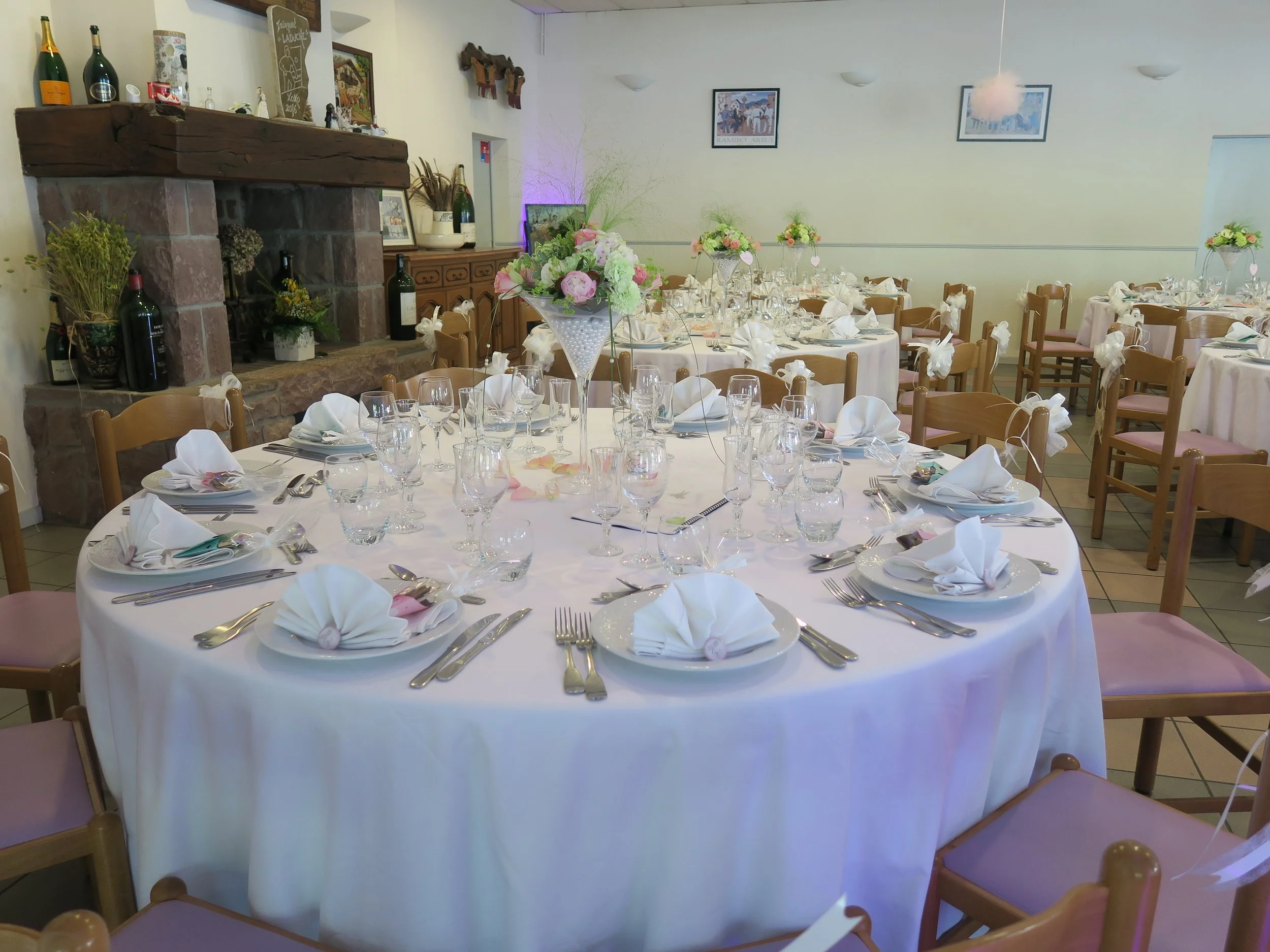 Décoration de salle mariage simple et neutre