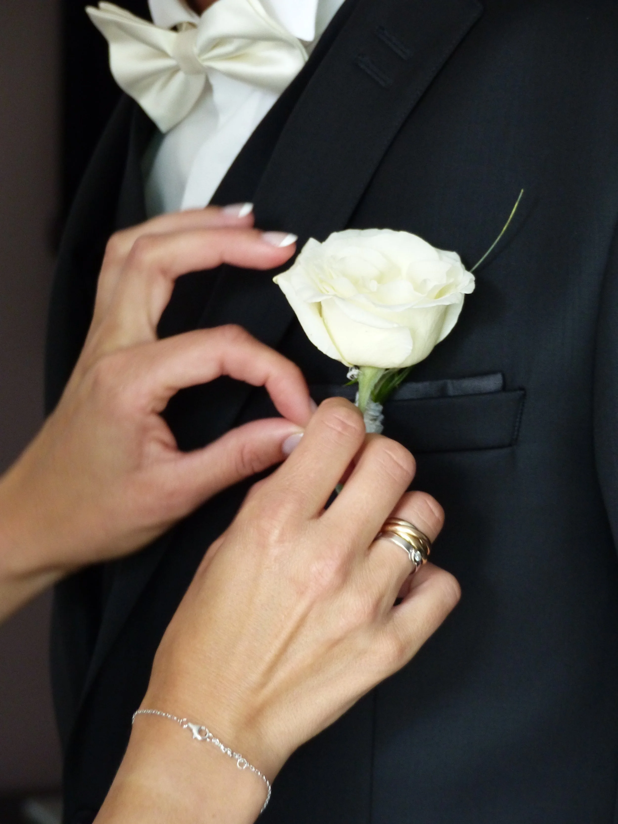 Fleur boutonnière costume marié
