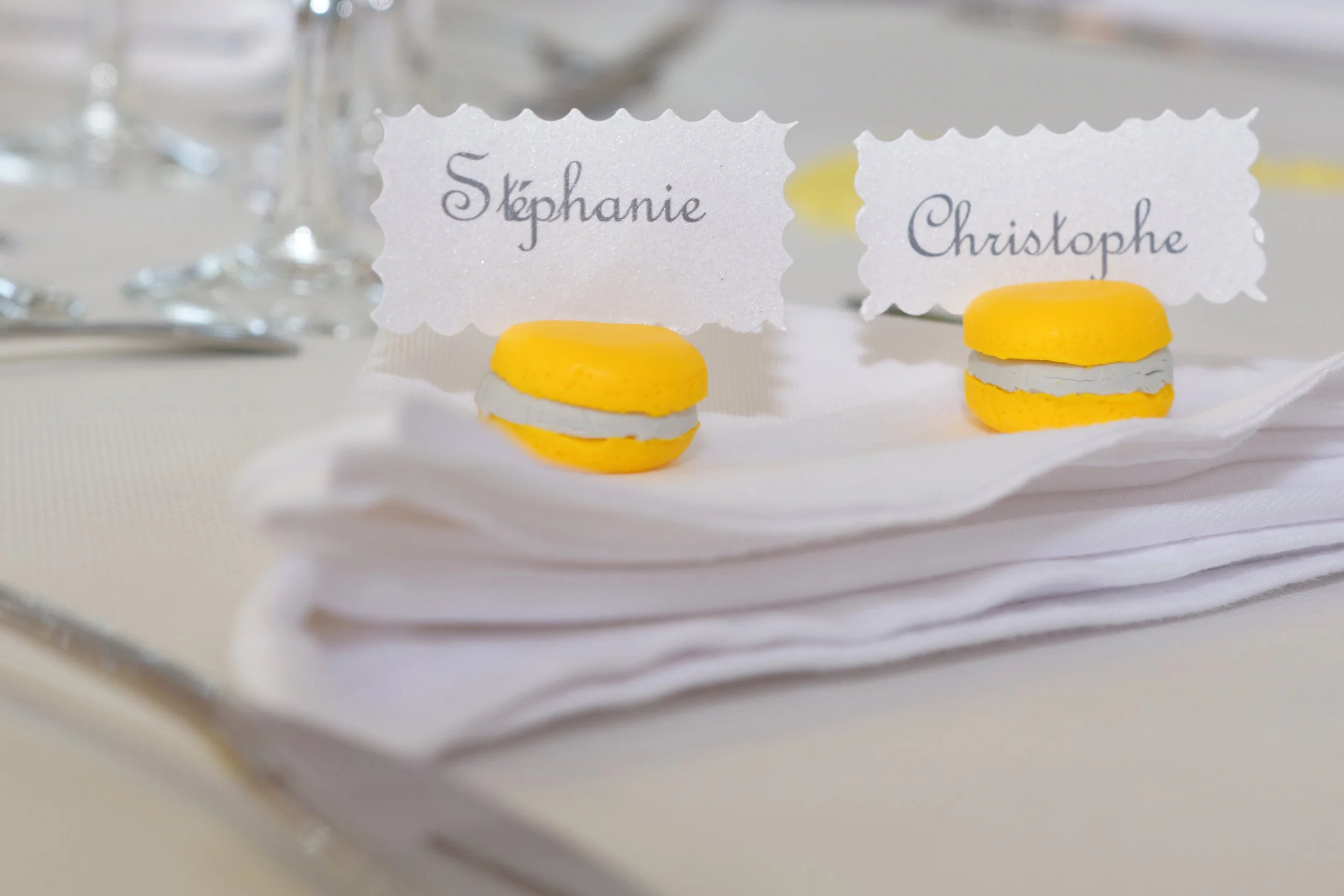 Décoration de table étiquettes jaunes et blanc