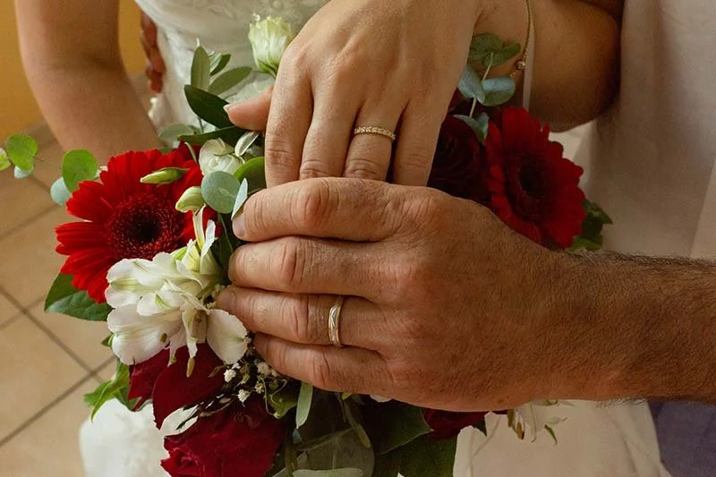 Alliances couple marié et bouquet de fleurs