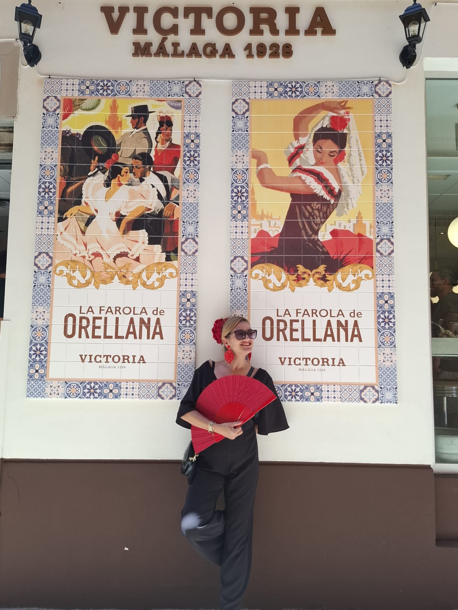 Femme dans une ville Andalouse devant un mur décoré