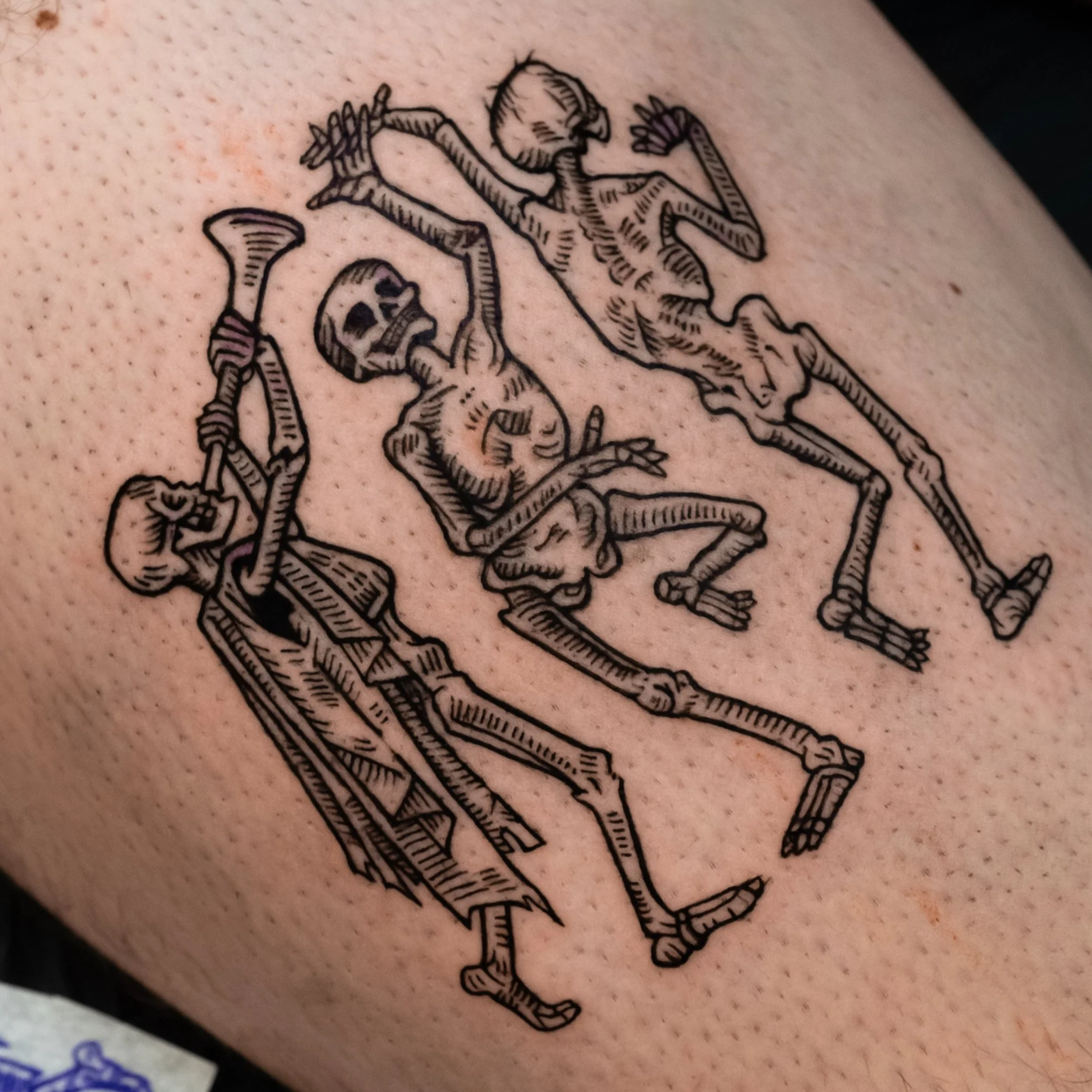 Tätowierung eines Skeletts auf einem Pferd auf der Haut einer Person.