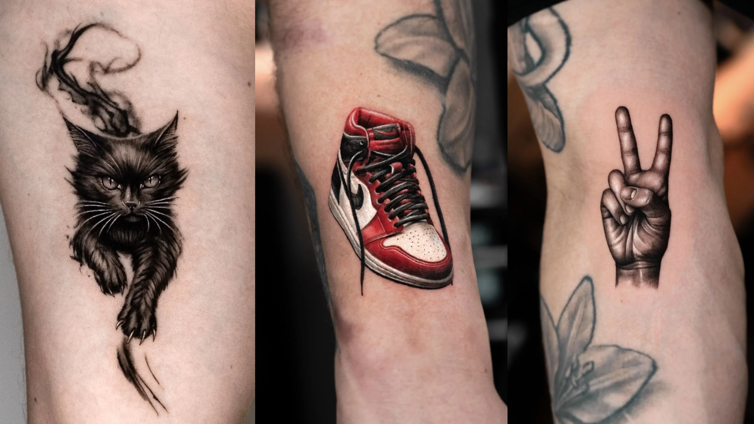 Nahaufnahme von drei verschiedenen Tattoos auf dem Arm einer Person. Das erste Tattoo ist eine detailreiche schwarz-graue Katze mit durchdringendem Blick. Das mittlere Tattoo ist ein realistisch dargestellter rot-weiß-schwarzer Sneaker. Das dritte Tattoo ist eine schwarz-graue Hand, die das Peace-Zeichen macht.