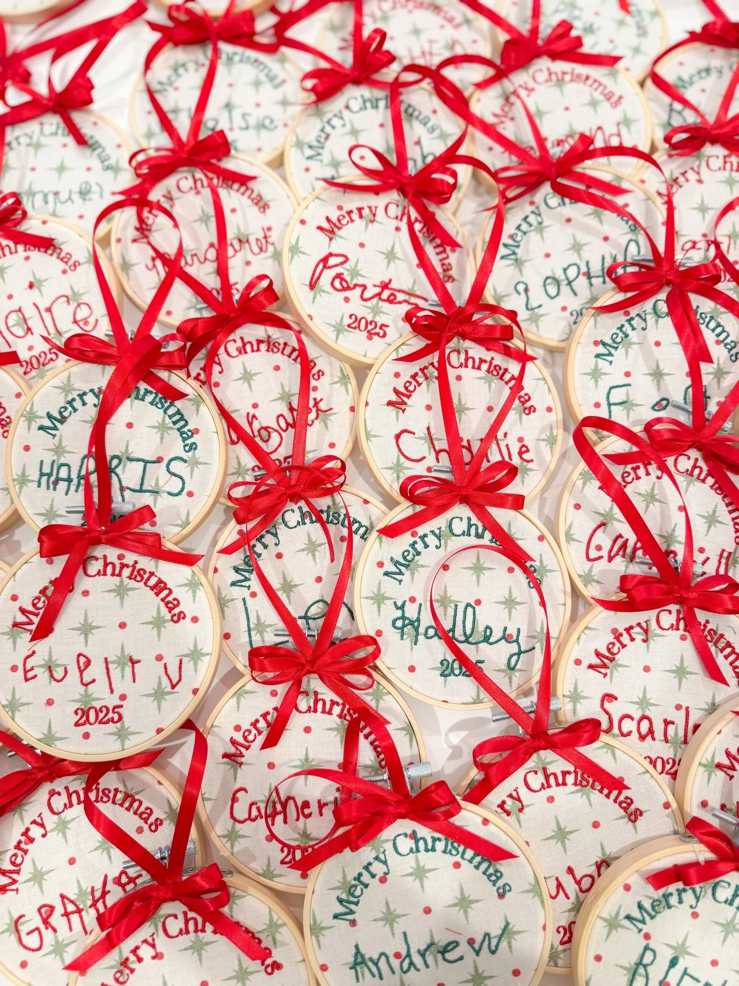 ✨🎄KID SIGNATURE ORNAMENTS 2025🎄✨ 

Such a fun week with @basicallybrittanydesigns making these sweet keepsakes. We can&rsquo;t wait to see them on your tree, be sure to tag us when they&rsquo;re hung! &hearts;️