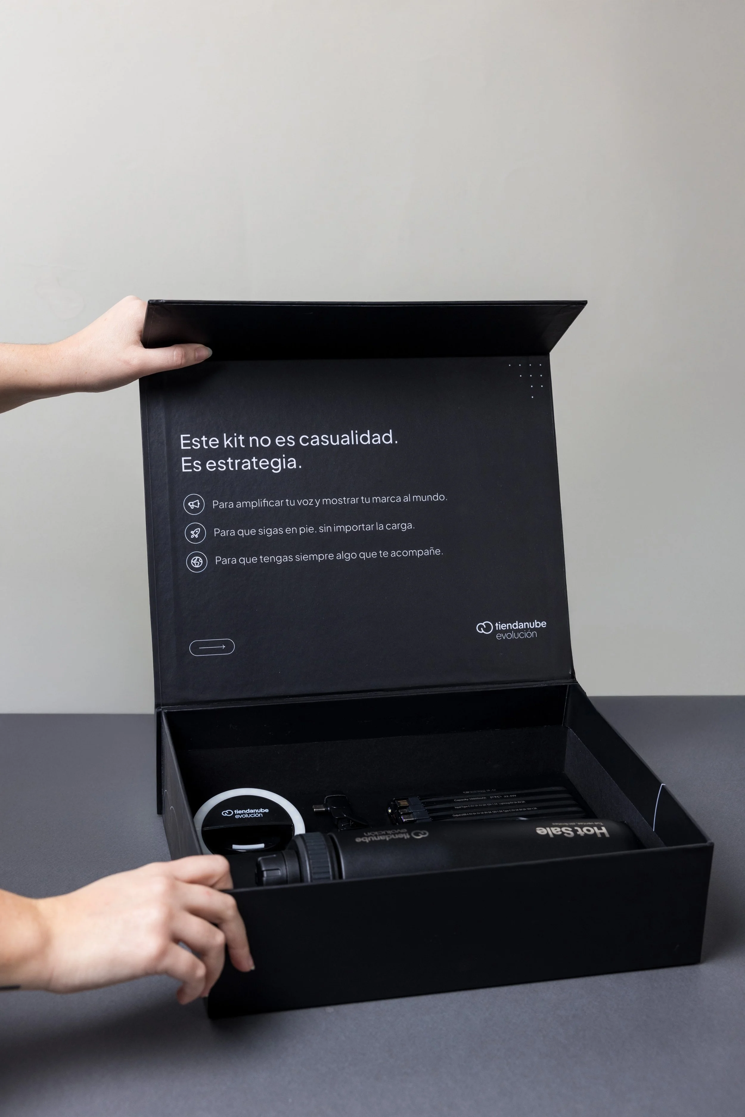 Caja imantada rigida full color tienda nube con cuna.jpg