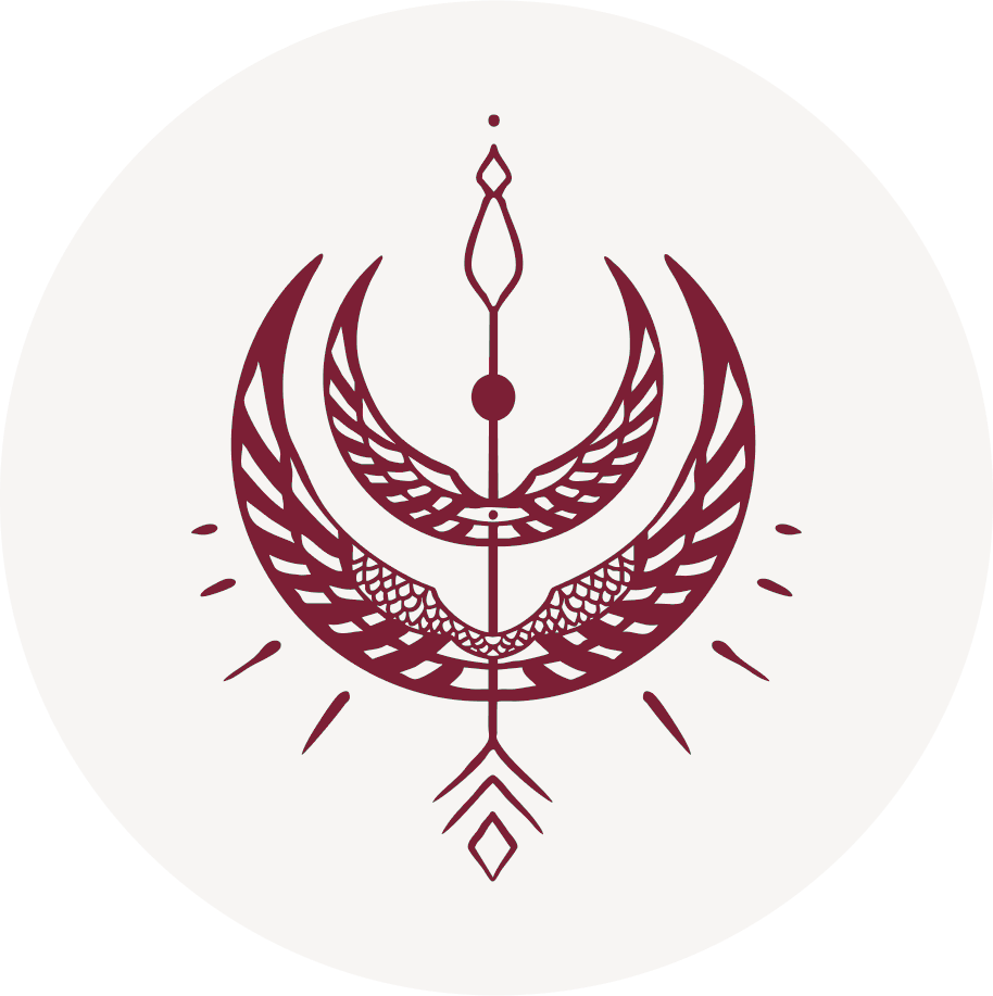 Ein stilisiertes Wappen mit einem Pfeil, Flügeln und dekorativen Elementen in Burgunderrot auf weißem Hintergrund.