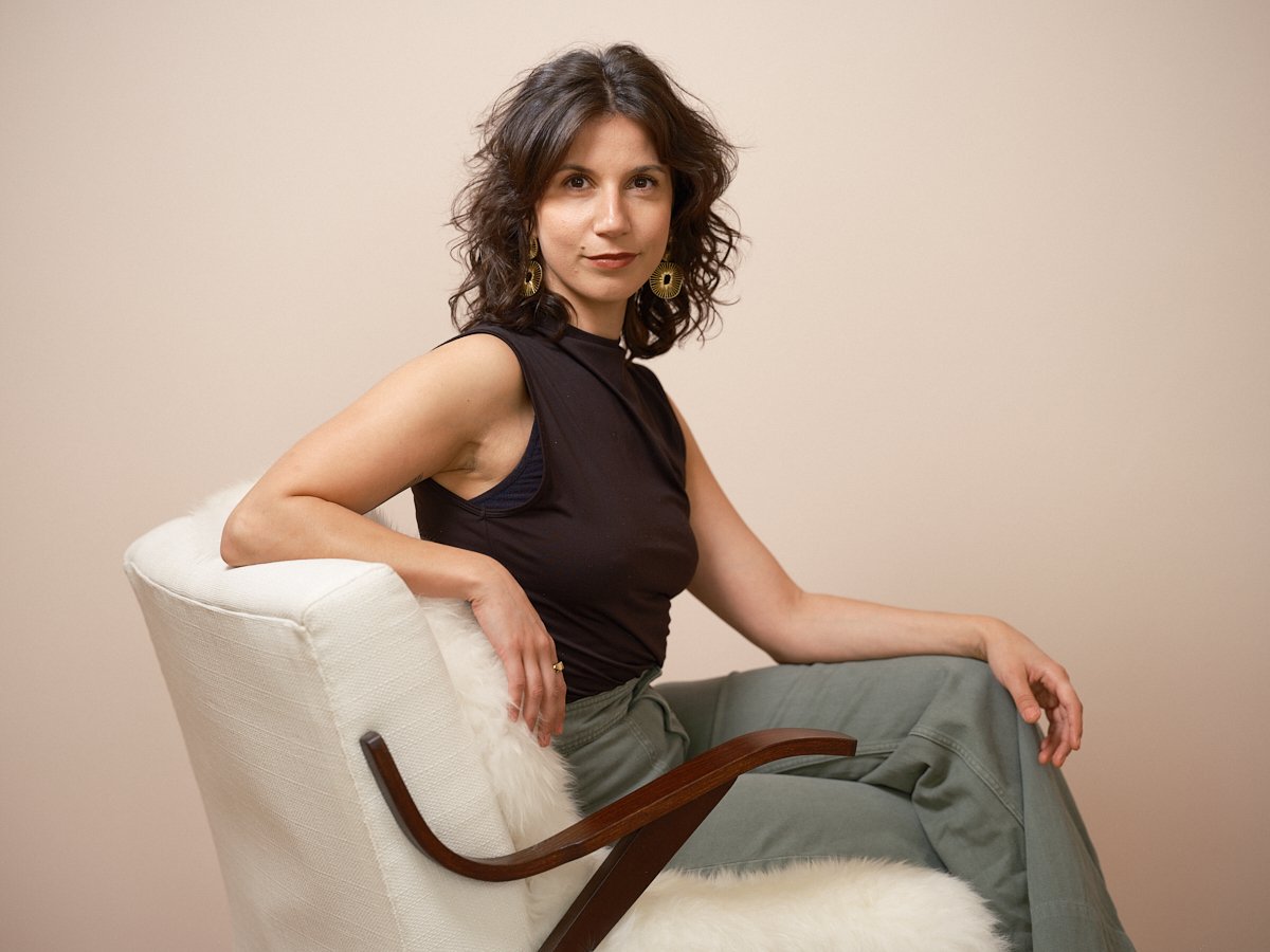 Psychotherapeutin in gemütlichem Therapieraum in Wien – Einzeltherapie für Erwachsene mit empathischer Begleitung.