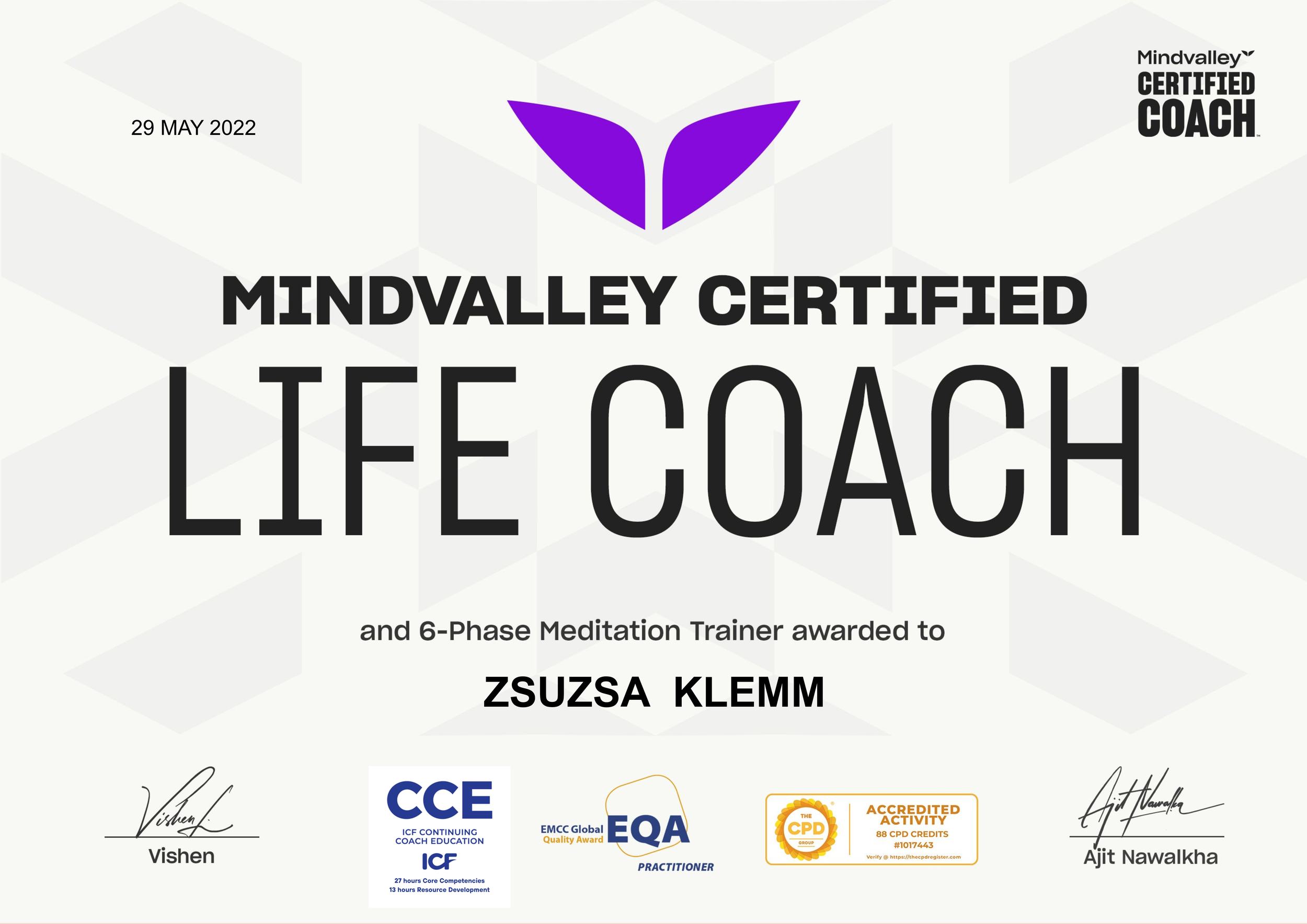 Zertifikatsdokument für die Lebenscoach-Ausbildung von Mindvalley, mit Namen Zsuzsa Klemm, vom 29. Mai 2022, mit Unterschriften, Logos und weiteren Zertifizierungsdetails.