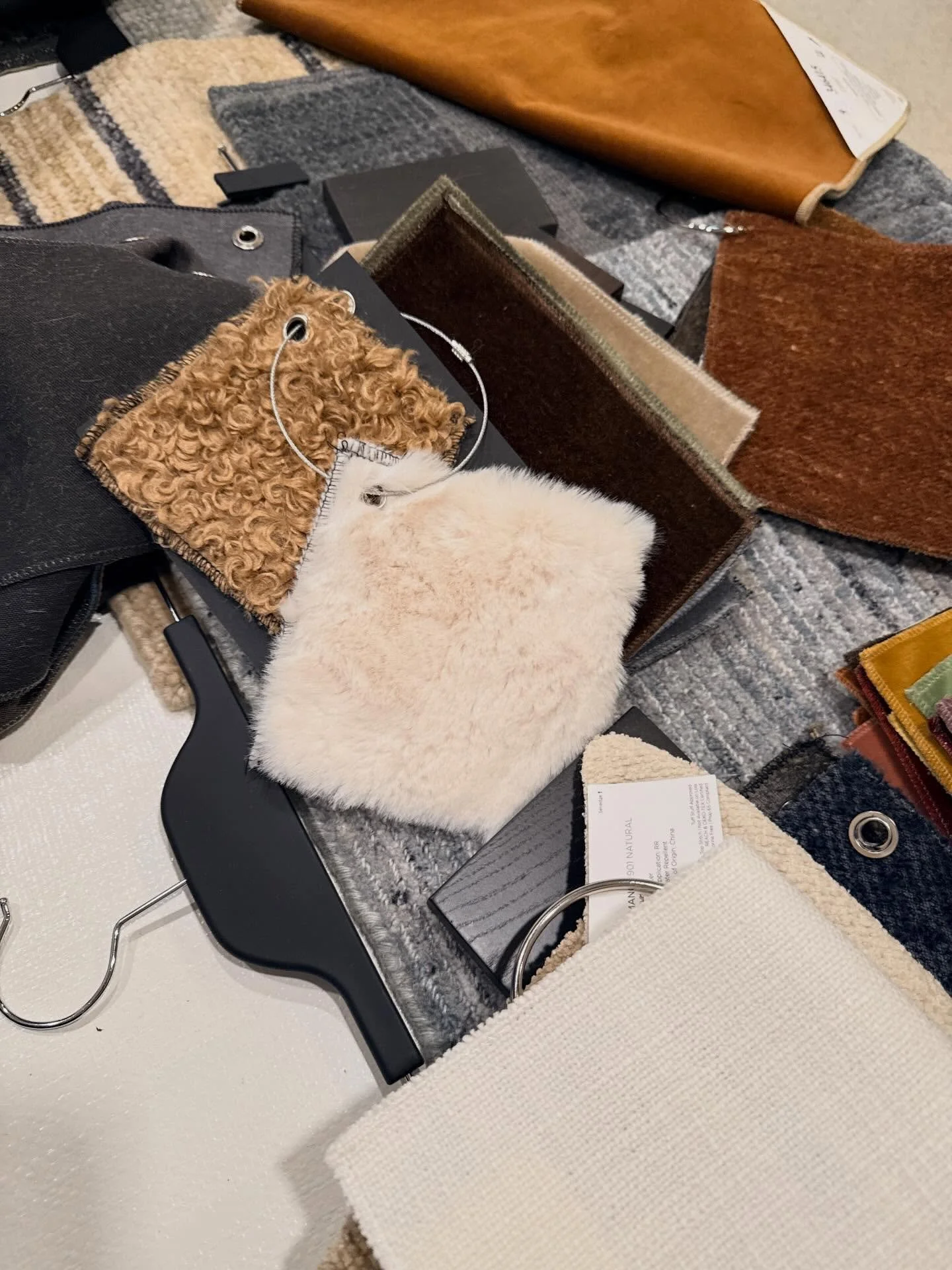 Dreaming up dining room chairs at @dwell44showroom.
@verellenfurniture @huppefurniture