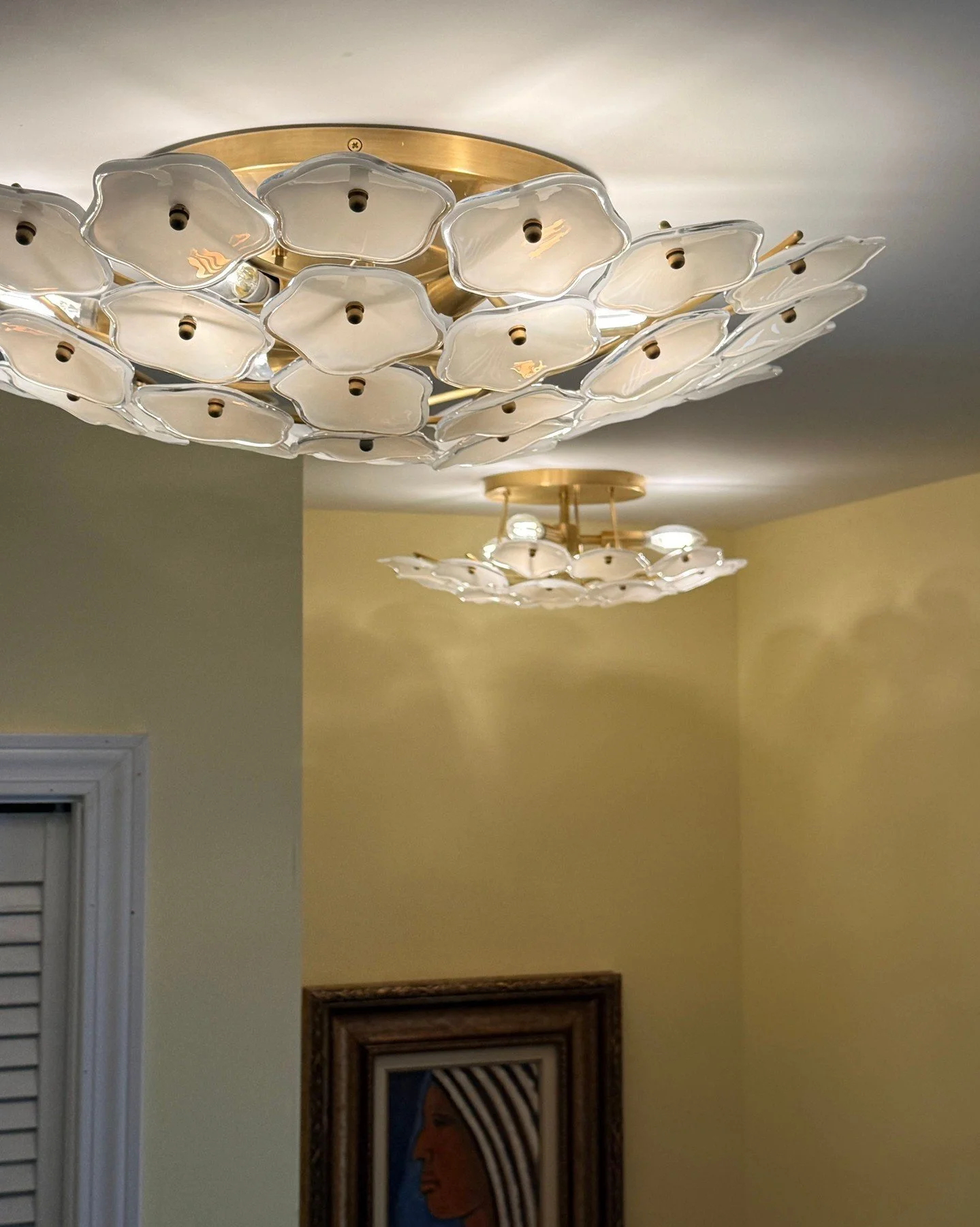 Installed vs advertised. Thank you @visualcomfort for the gorgeous Leighton flush mount and @hennepinmade for the Halo Dome Sconce. Both look perfect in my remodel.

#interiordesign #nteriordesignminnesota #lighting #ellianodesign