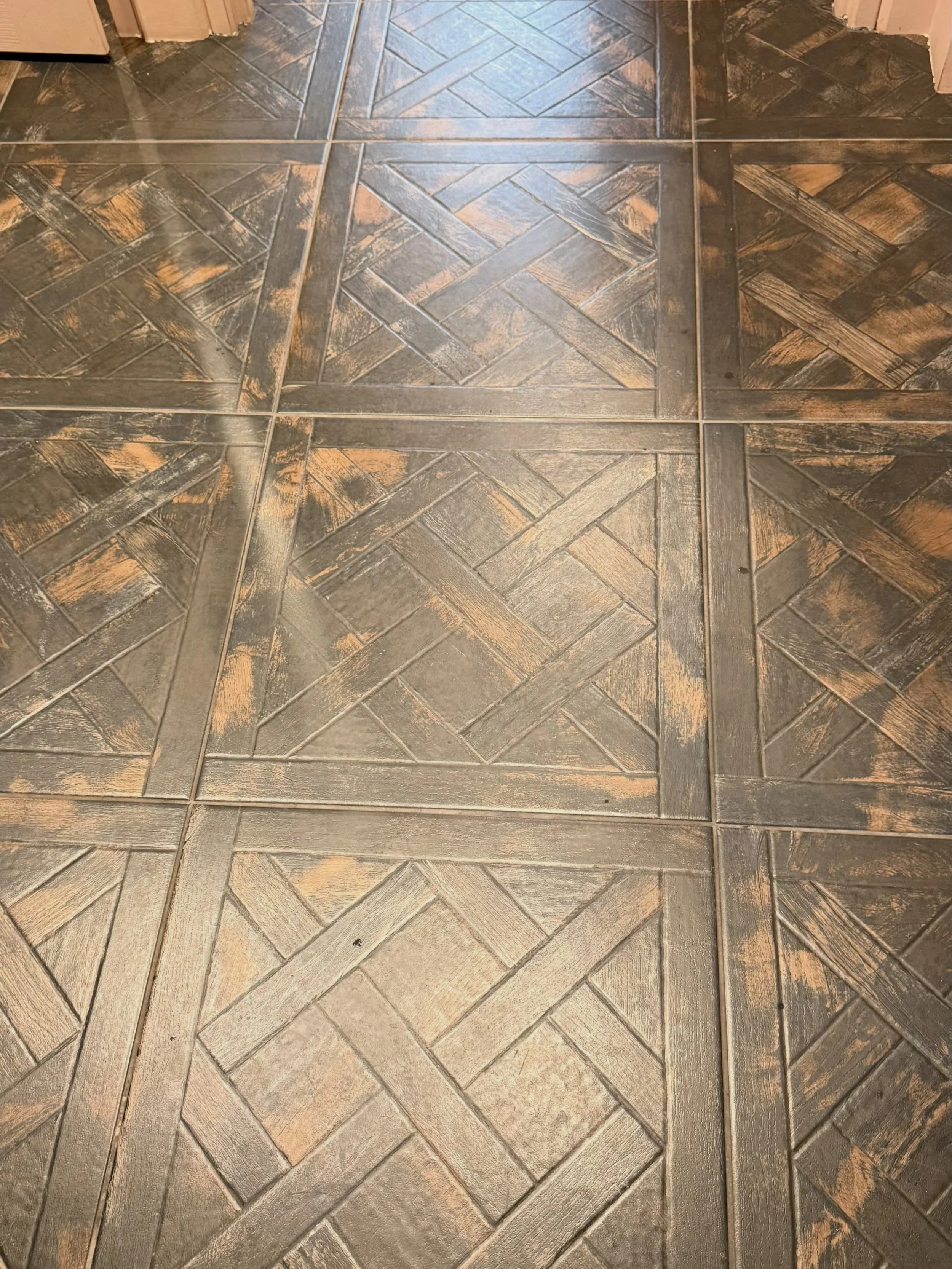 Go to the bathroom at a lunch restaurant in the French countryside and you get surprised by beautiful parquet floors.