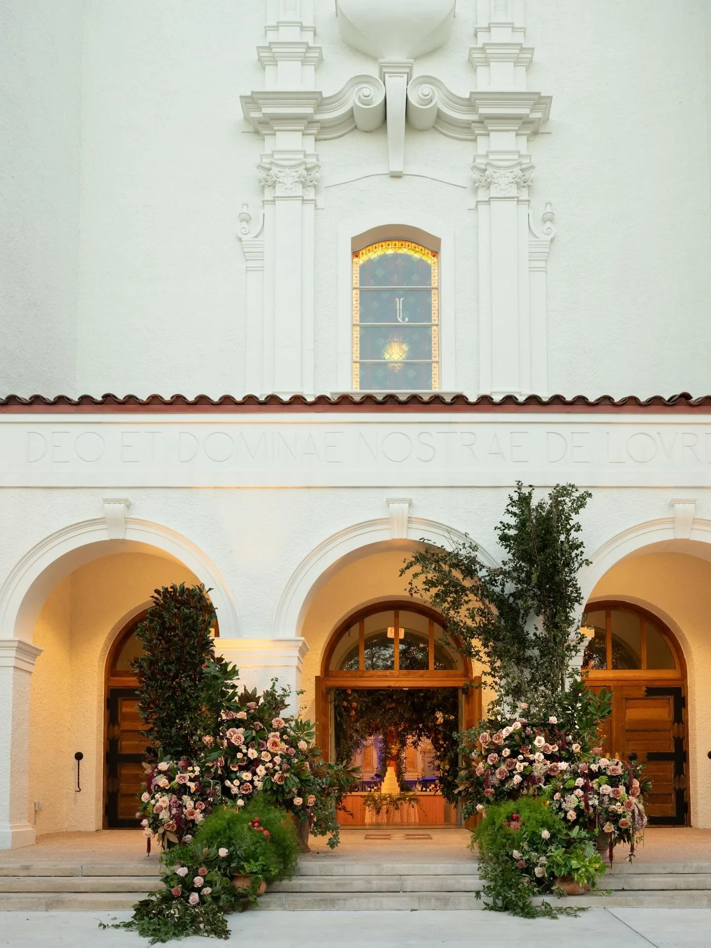 A beautiful wedding for an even more beautiful couple. (Also check out these florals, wow) ✨🌳

🌸: @mitchsflowersnola 
📷: @elizabethdondisphotography 
📋: @an.gle_events 
🍰: @theroyalcakery 
Rentals: @perrierpartyrentals / @distressedrentals 

#br