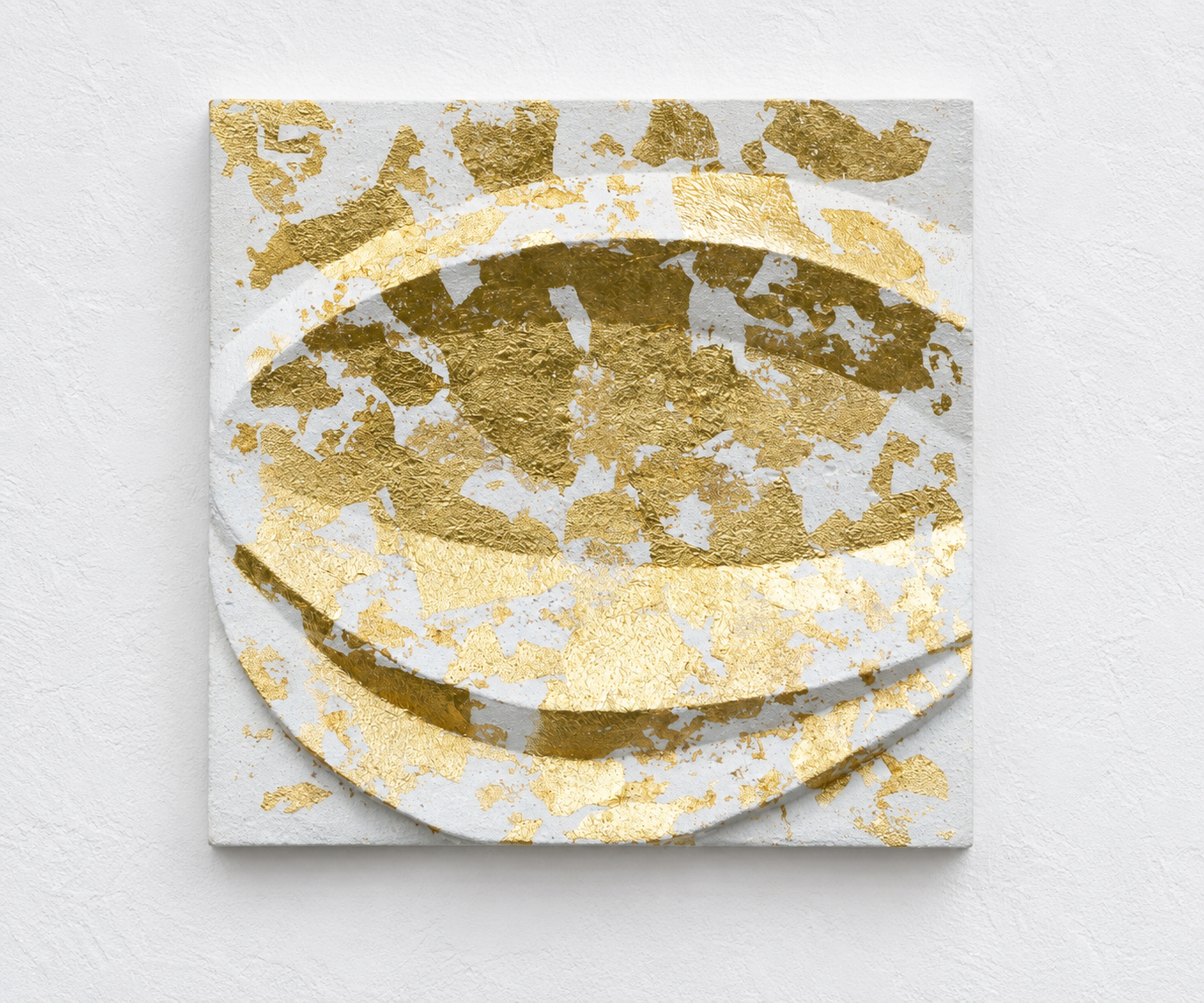 White and gold-coloured Leaf Curve relief with an oval curved form against white.